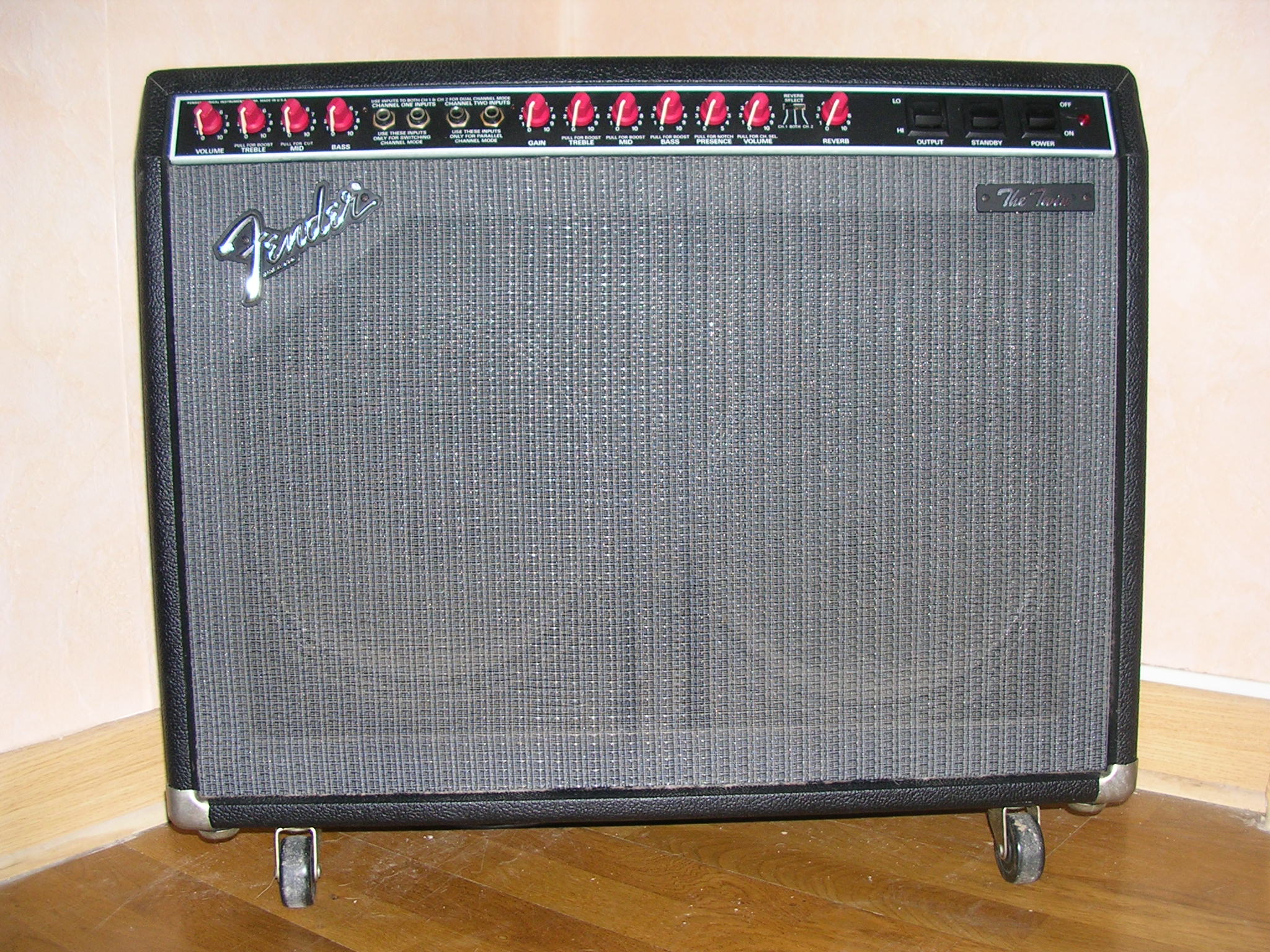 Fender twin. Fender комбики 2x12. Fender Red Bass комбик. Fender the Twin Red knob. Fender Twin amp.