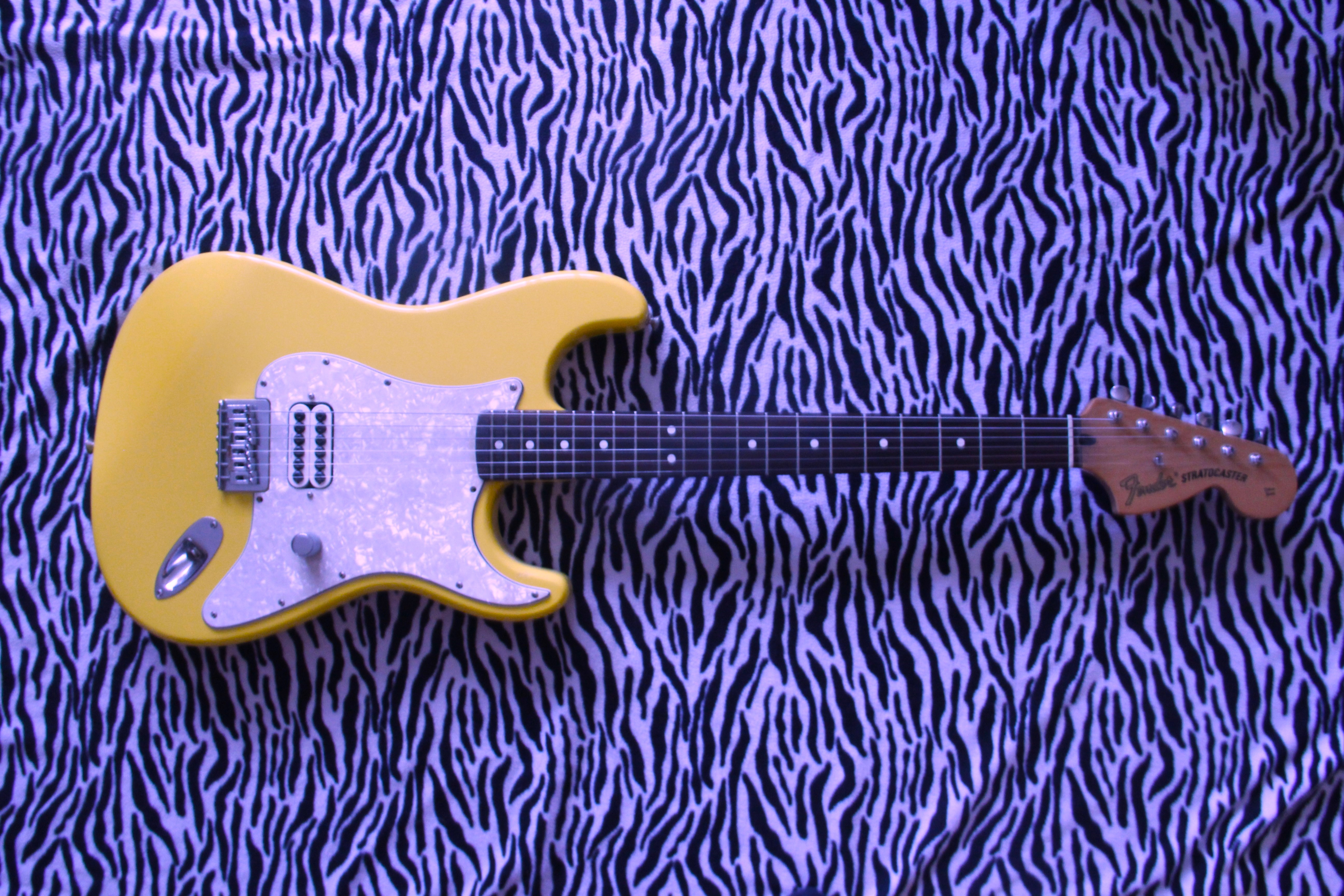 Fender Tom Delonge Stratocaster Guitare De Forme SC Audiofanzine