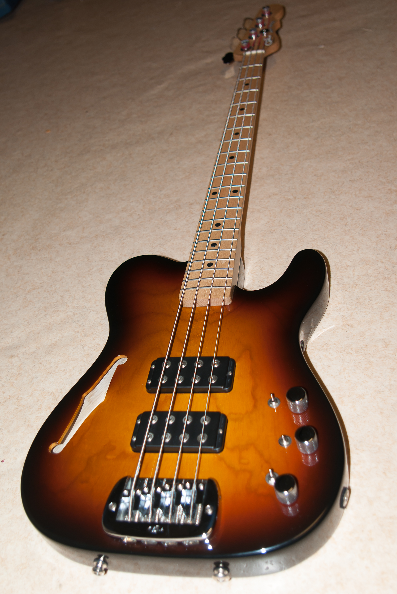 Photo G&L ASAT Bass SemiHollow G&L Asat bass semi hollow (403245