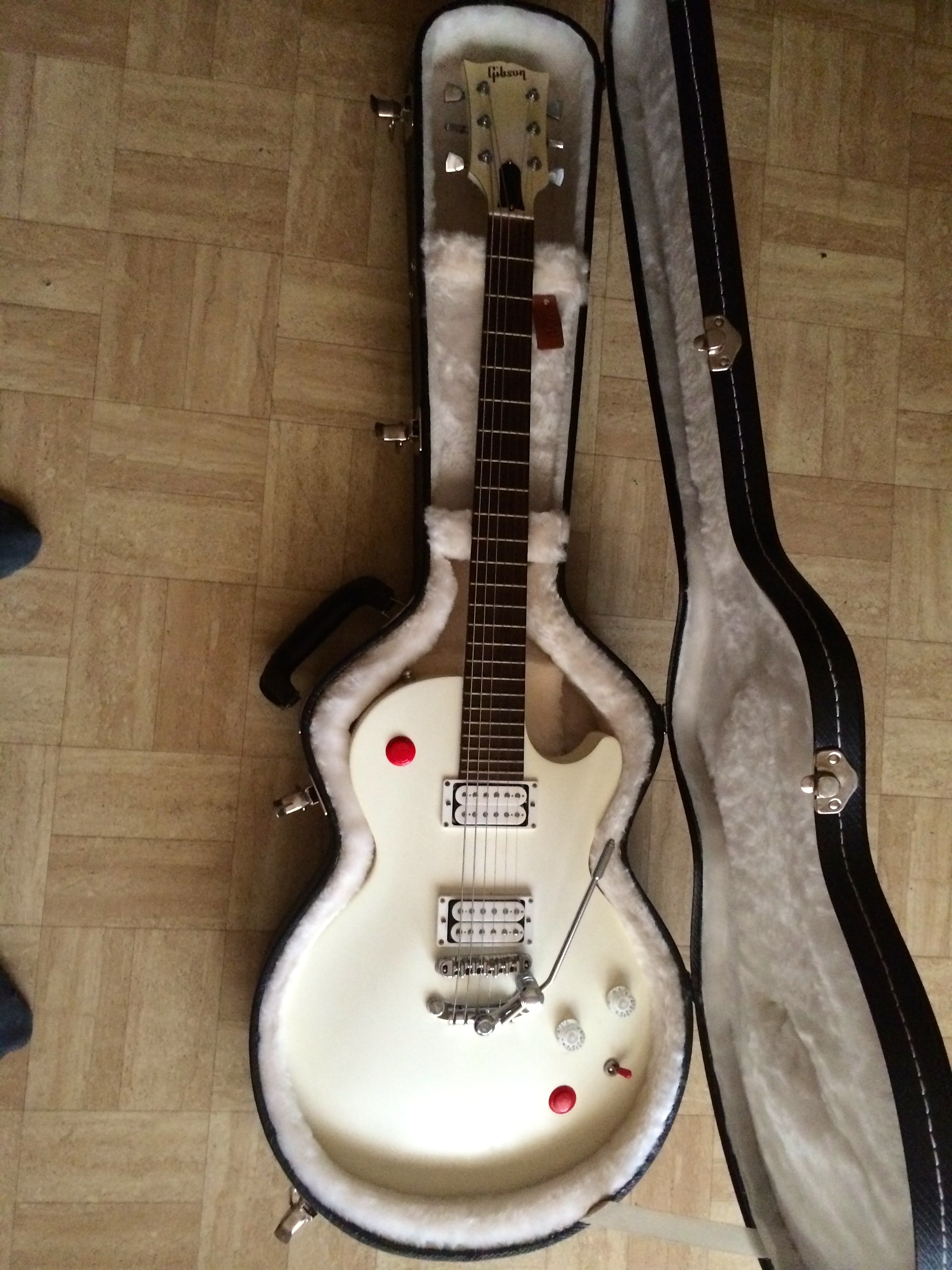 Gibson Buckethead Les Paul Studio Satin White image (916258) Audiofanzine