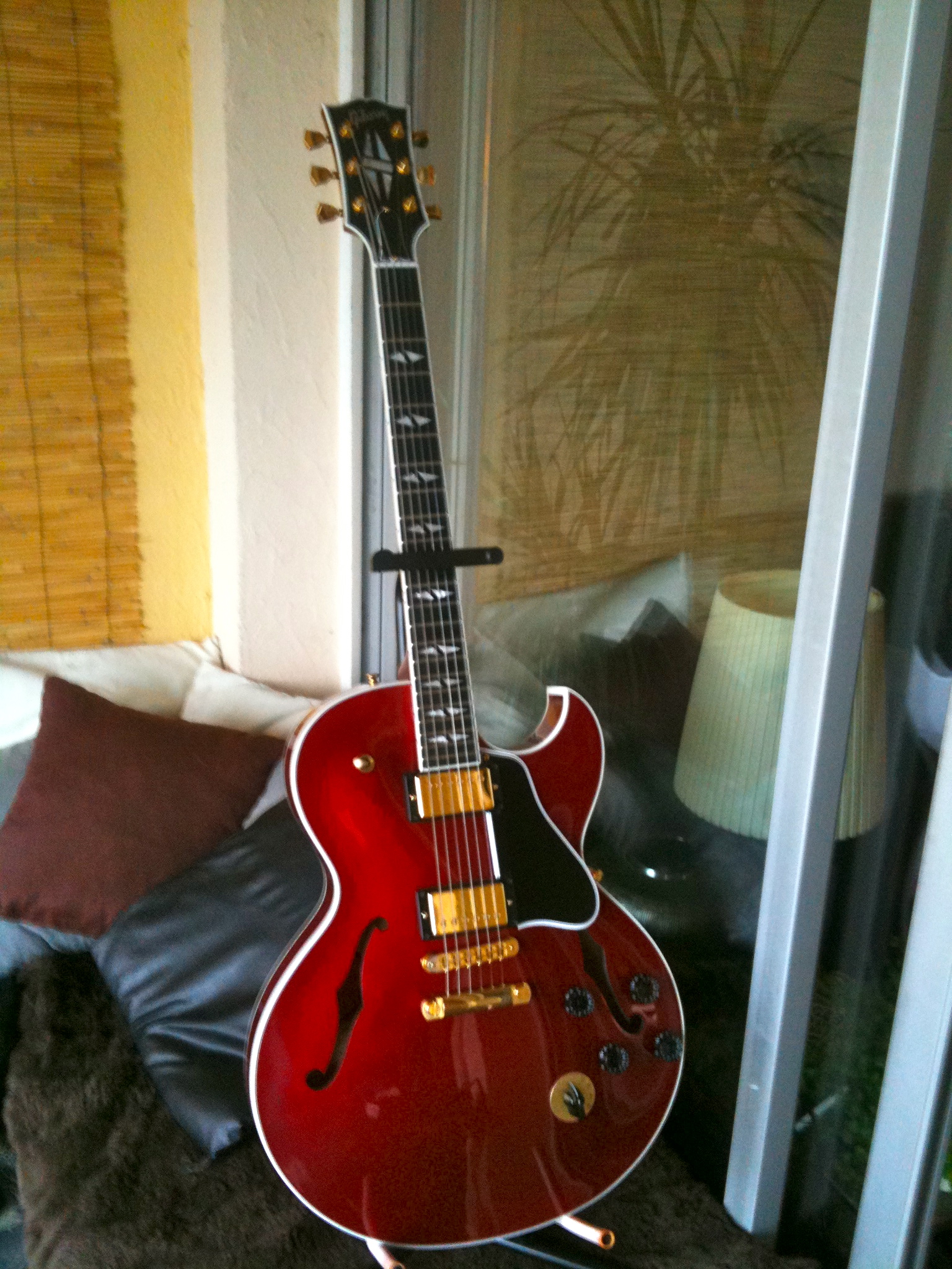 Photo Gibson ES137 Custom Gold Hardware Candy Apple Red Gibson