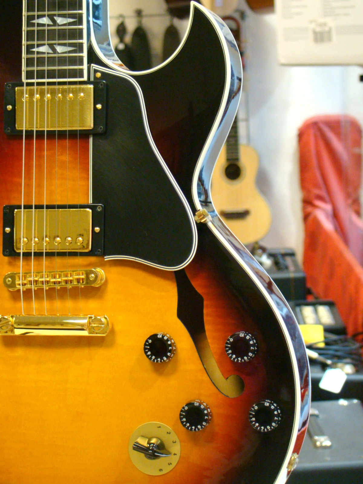 Photo Gibson ES137 Custom Gold Hardware Tri Burst Gibson ES137