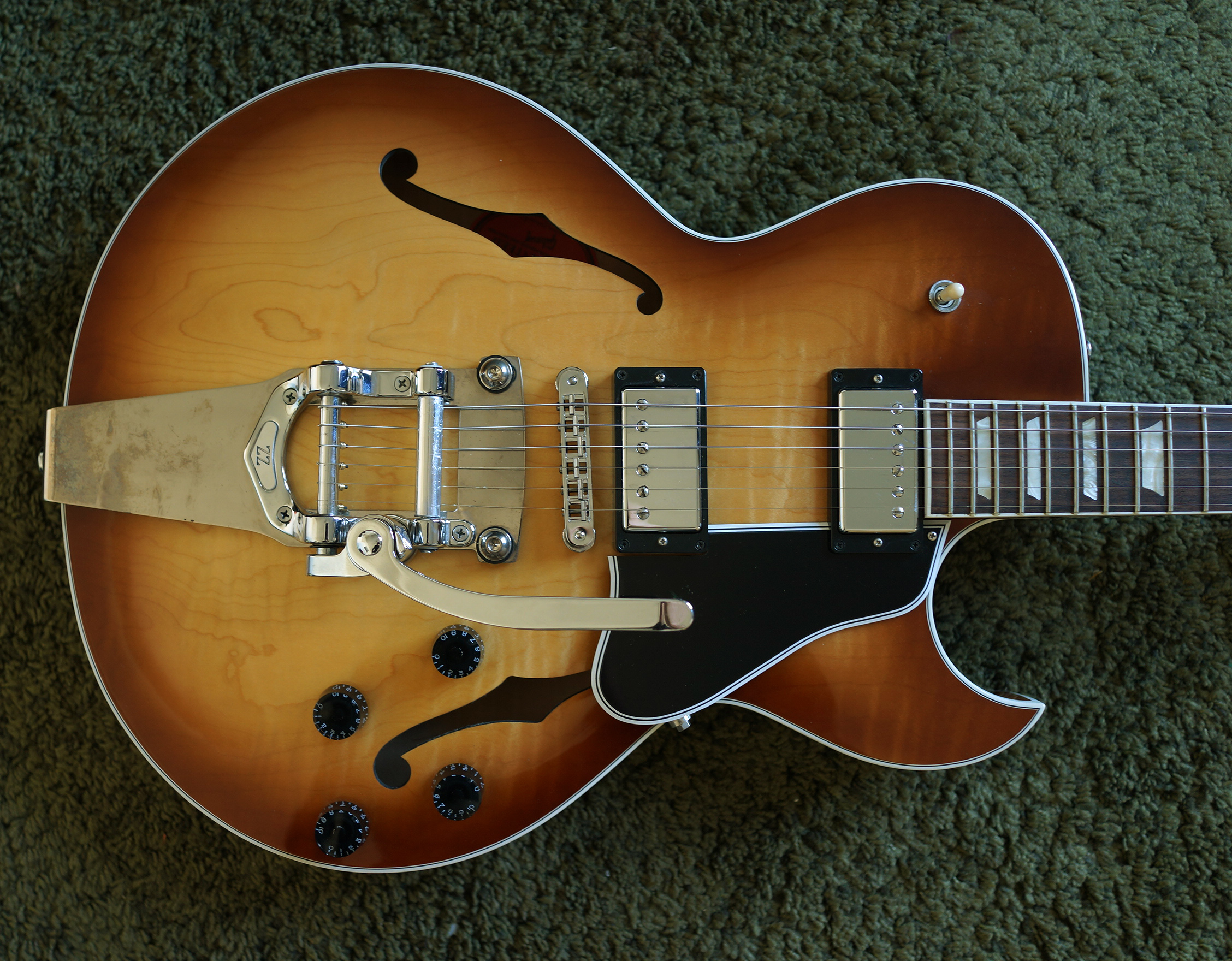 Photo Gibson ES137 Custom Gold Hardware Tri Burst Gibson ES137
