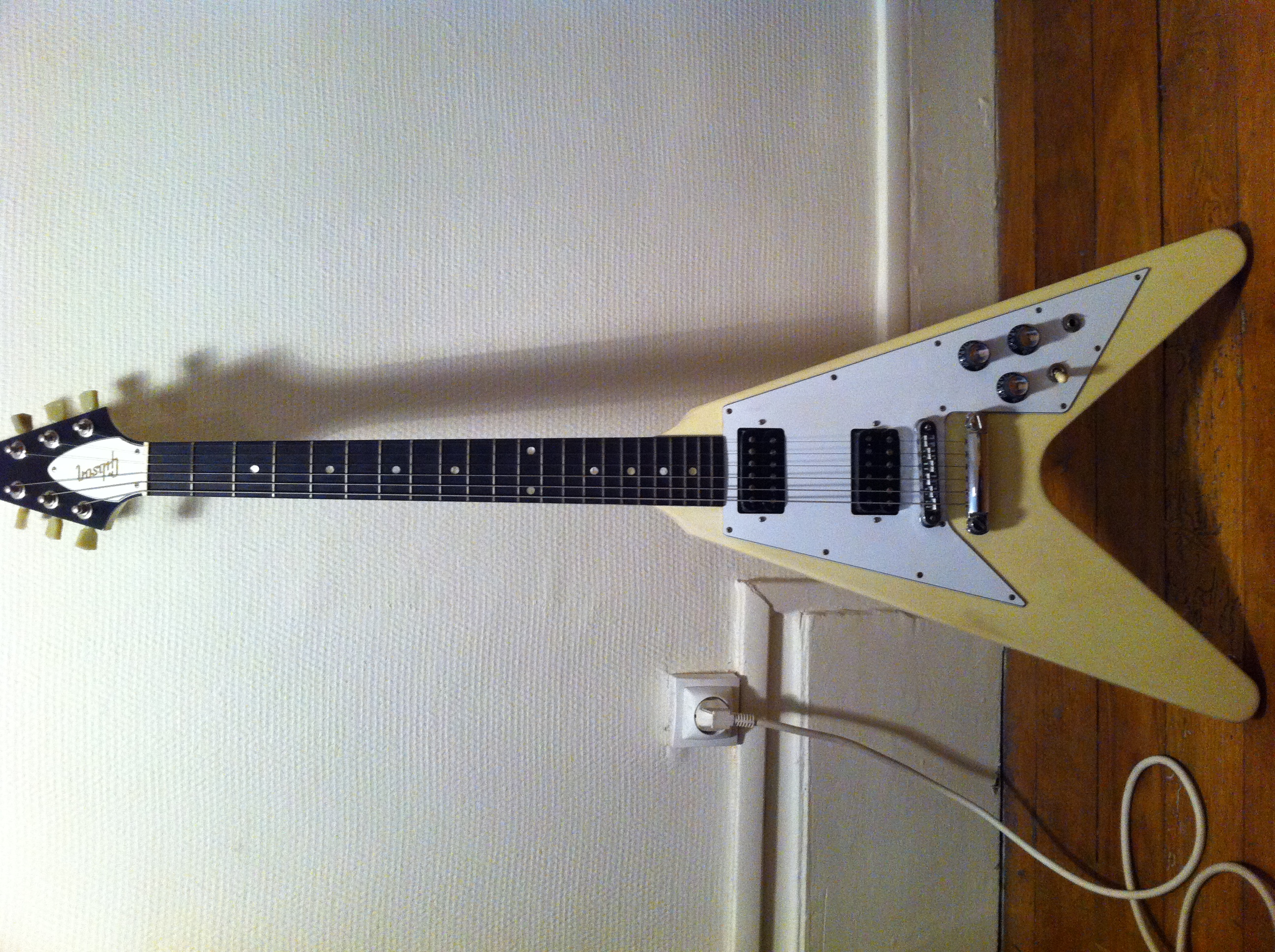 gibson-flying-v-68-reissue-classic-white-701117.jpg