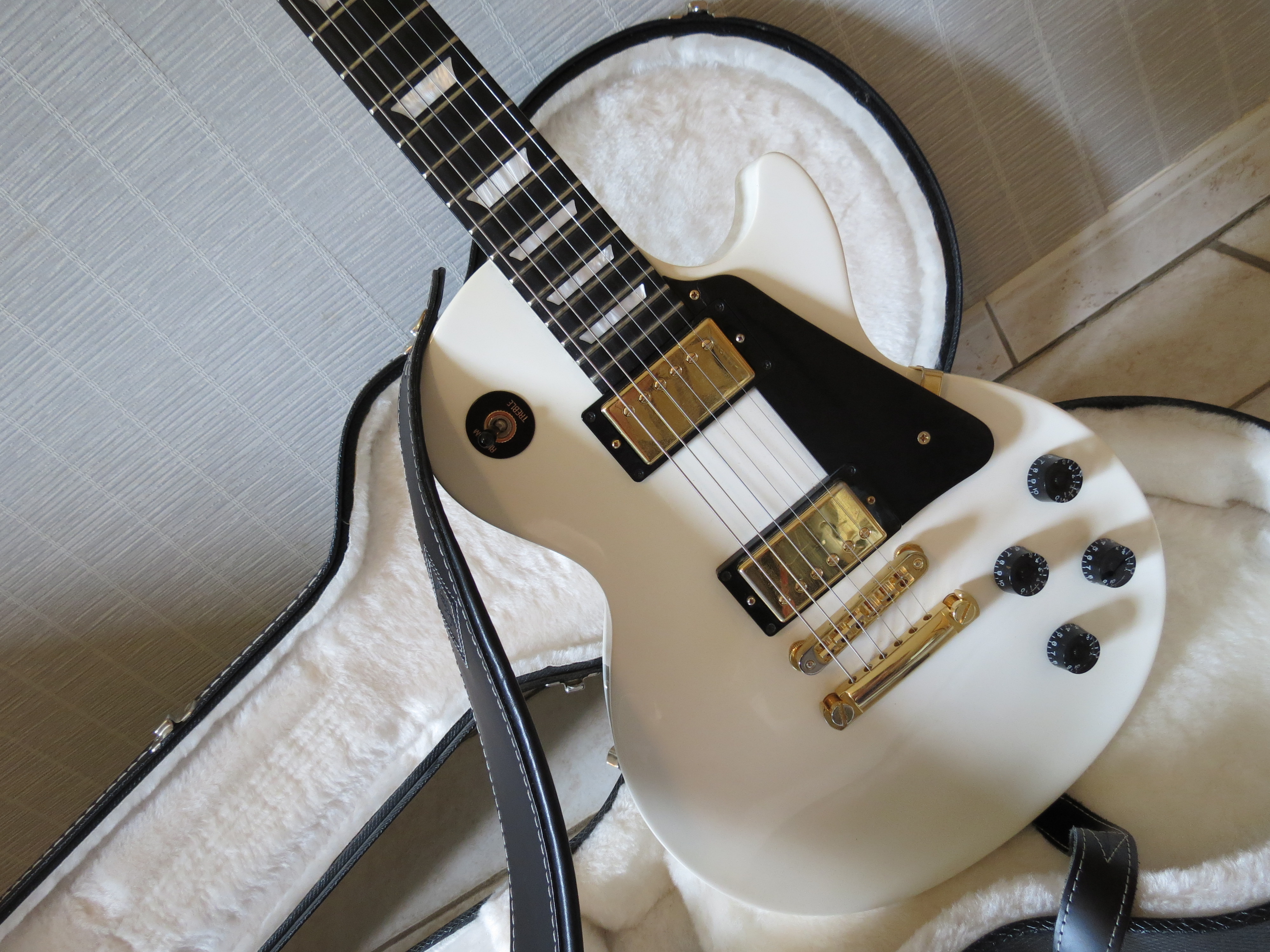 Les paul white. Gibson les Paul Studio White. Gibson les Paul Studio Alpine White 2006. Gibson les Paul White. Gibson les Paul Studio 2011 Alpine White.