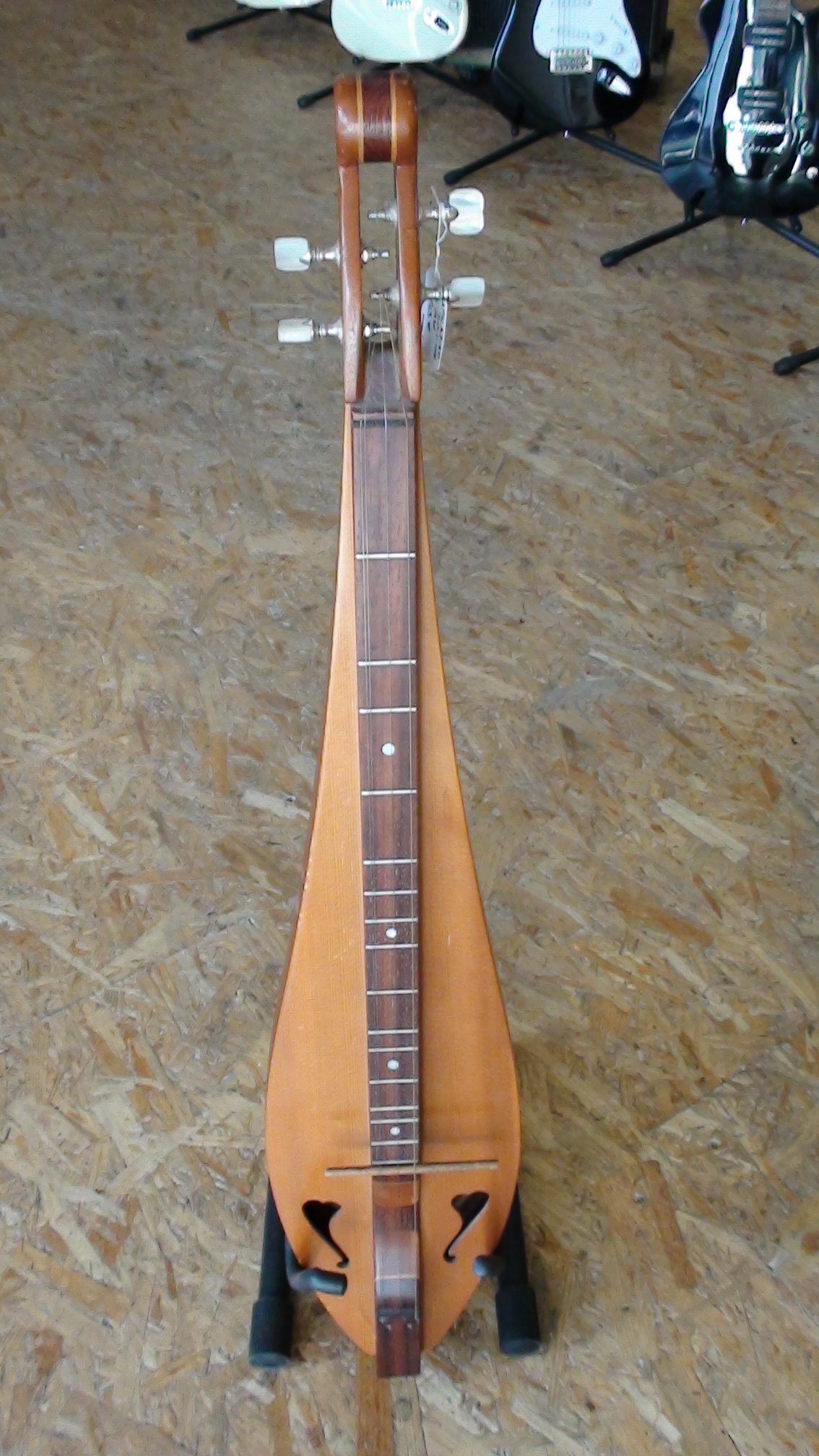 APPALACHIAN DULCIMER D1211 Hora Appalachian Dulcimer D1211 Audiofanzine