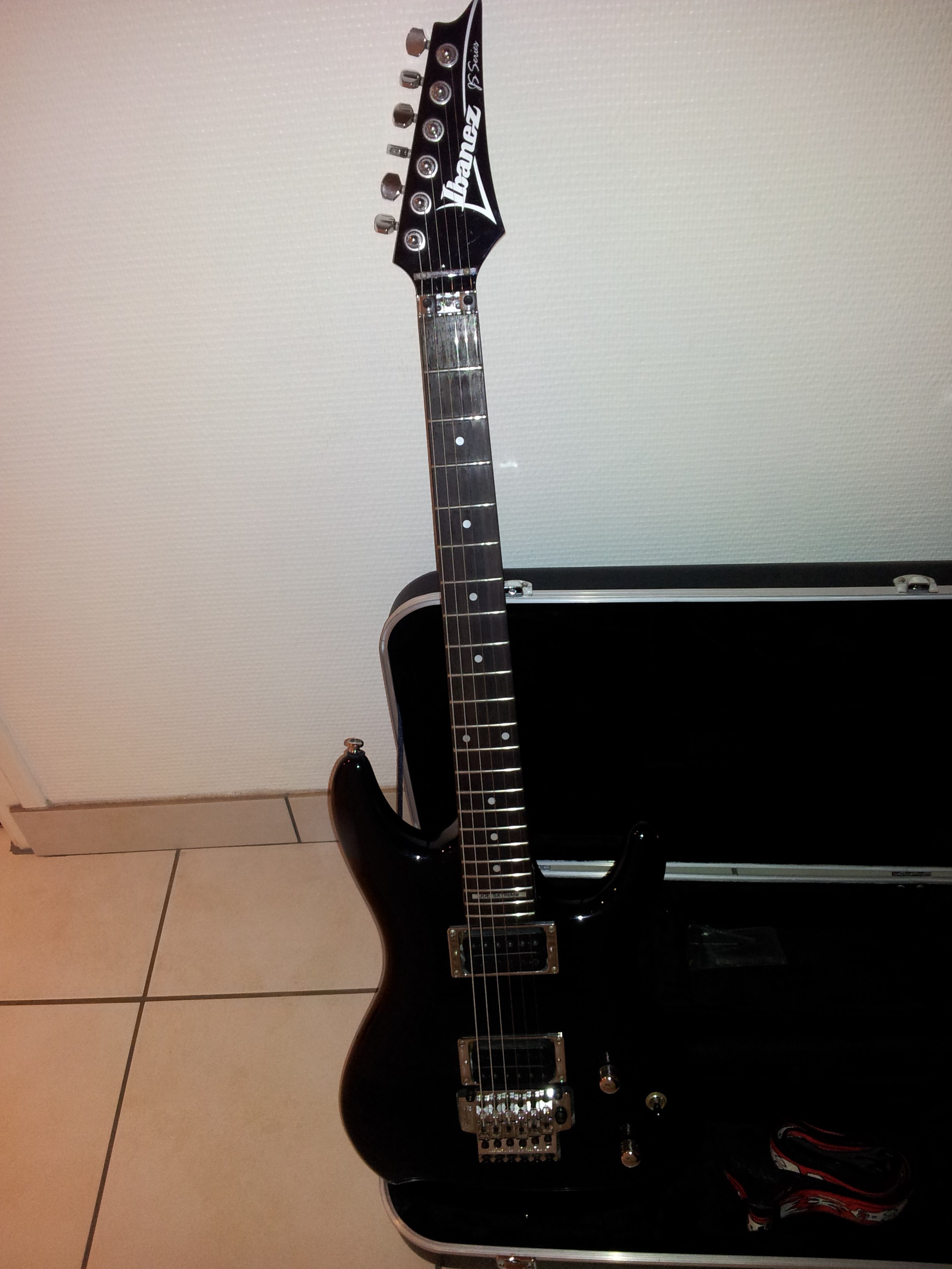 Photo Ibanez JS100 Ibanez JS100 Black (824685) Audiofanzine