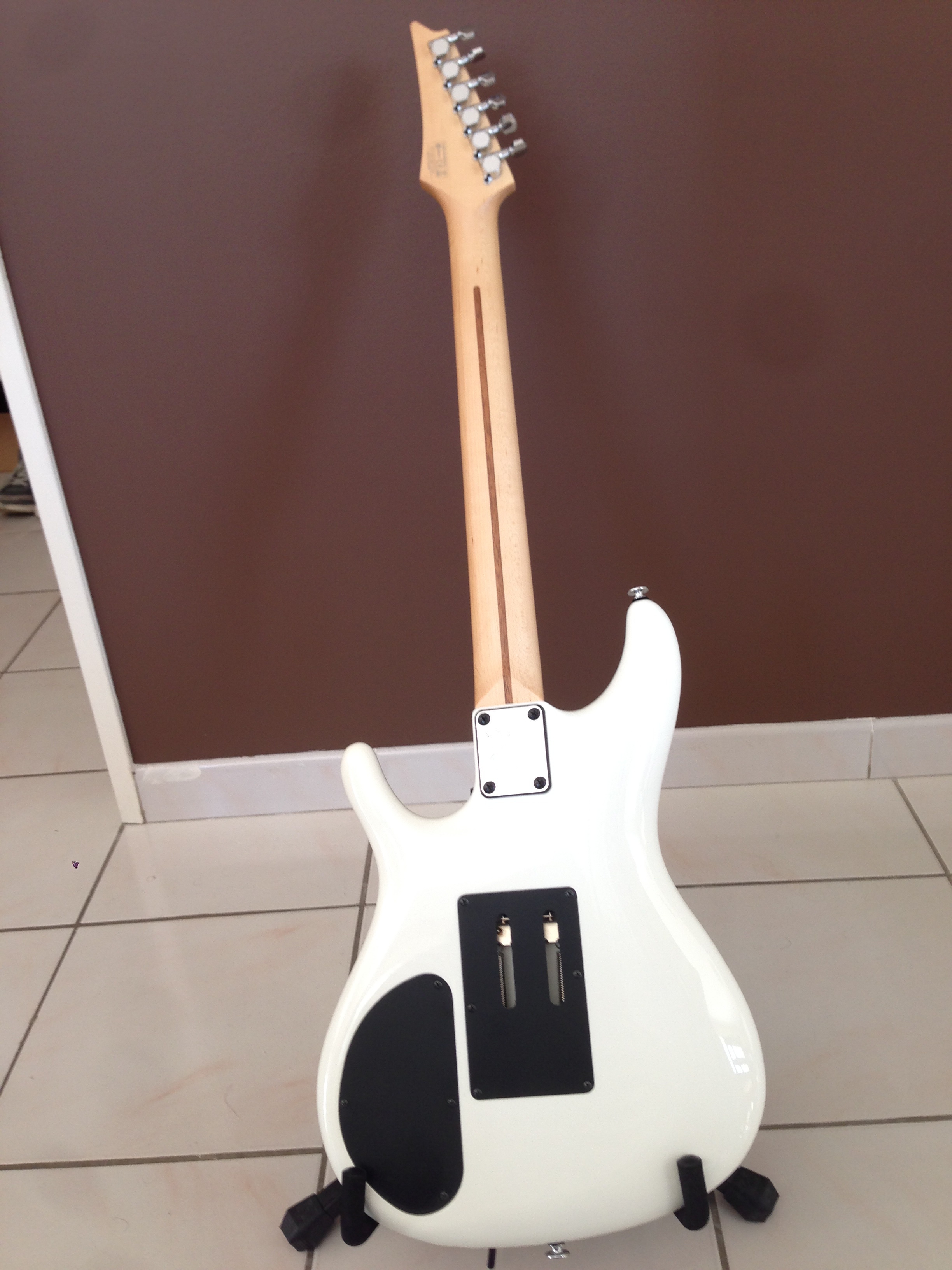 Photo Ibanez JS2400 Ibanez JS2400 White (844135) Audiofanzine