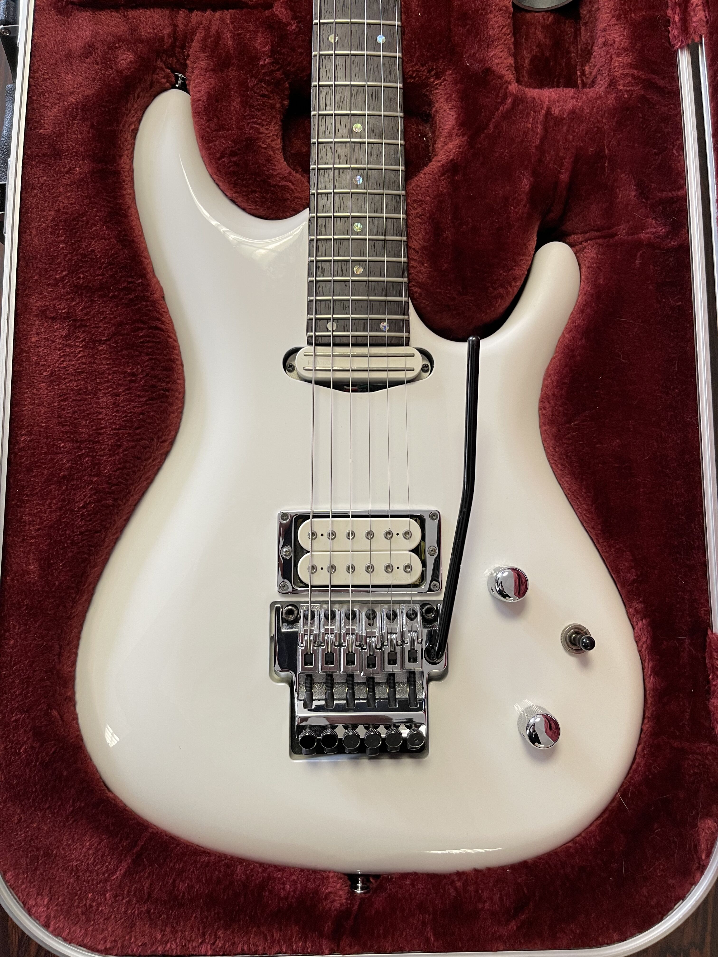 JS2400 Joe Satriani Signature Ibanez Audiofanzine