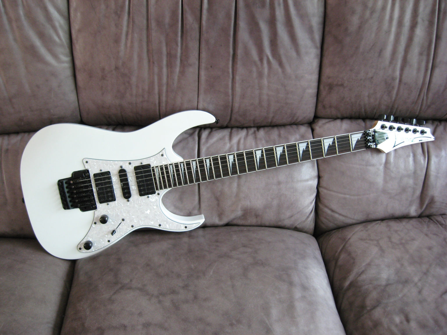 Photo Ibanez RG350DX : Ibanez RG350DX - White (#946933) - Audiofanzine