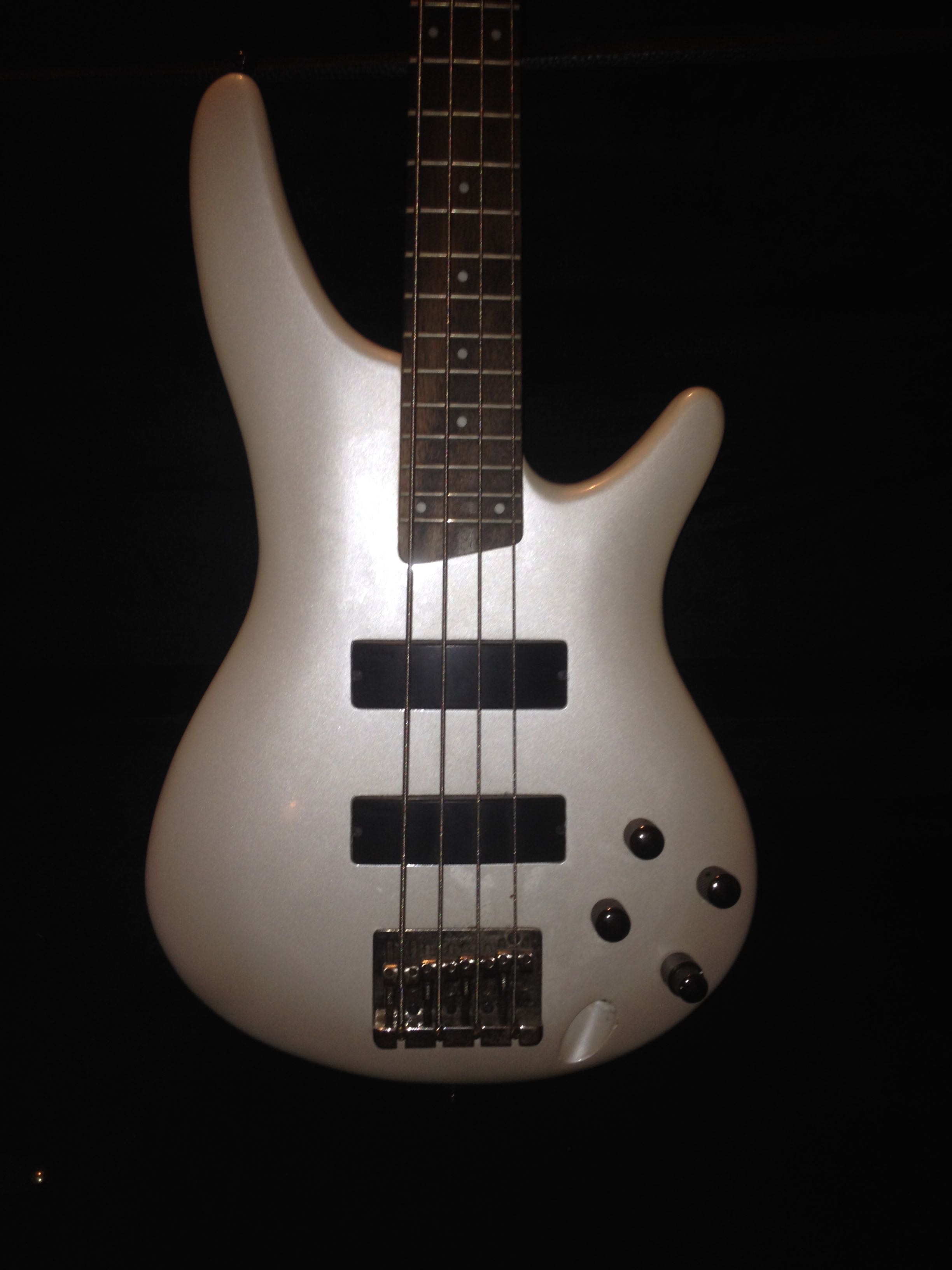 Photo Ibanez SR300 : Ibanez SR300 - Pearl White (#1022848) - Audiofanzine