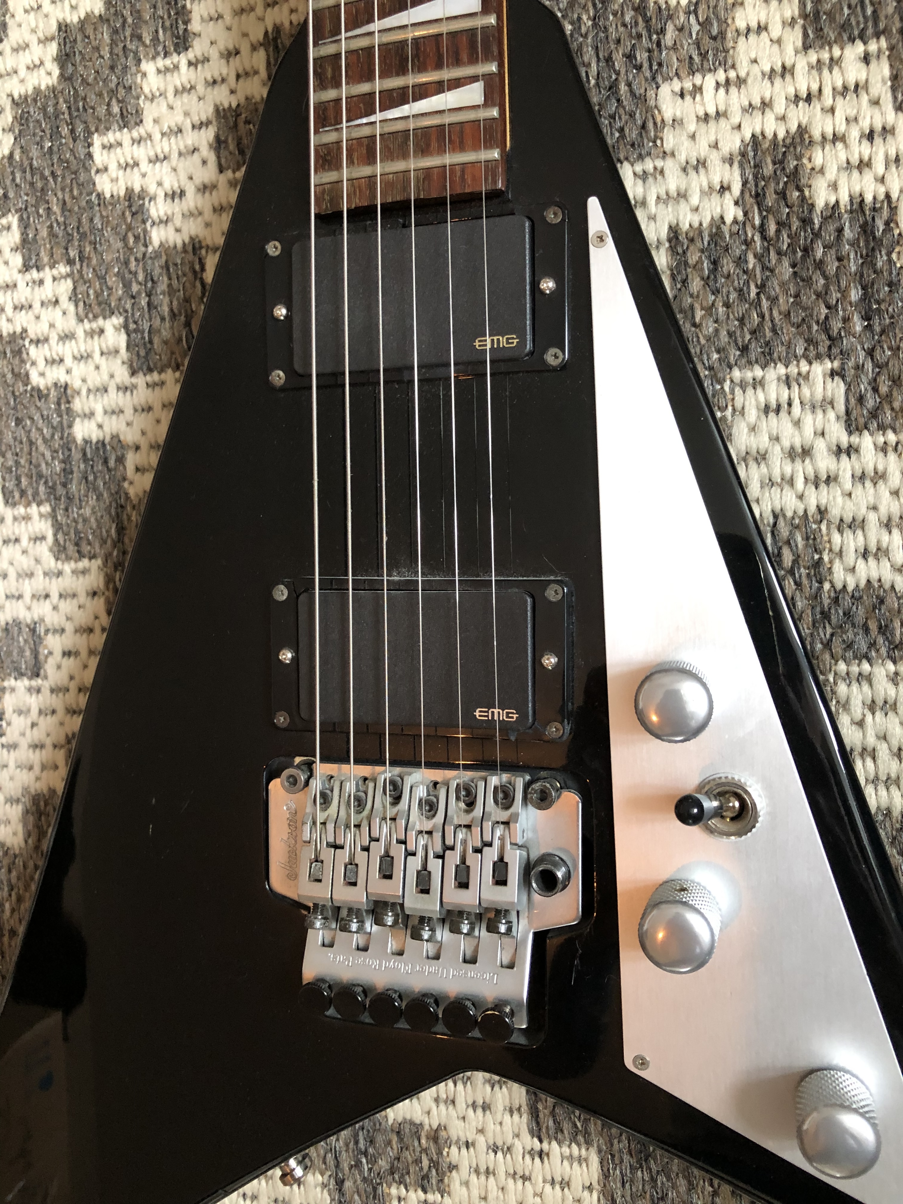 爆鳴り グローバージャクソン フライングV フロイドローズ EMG81・85