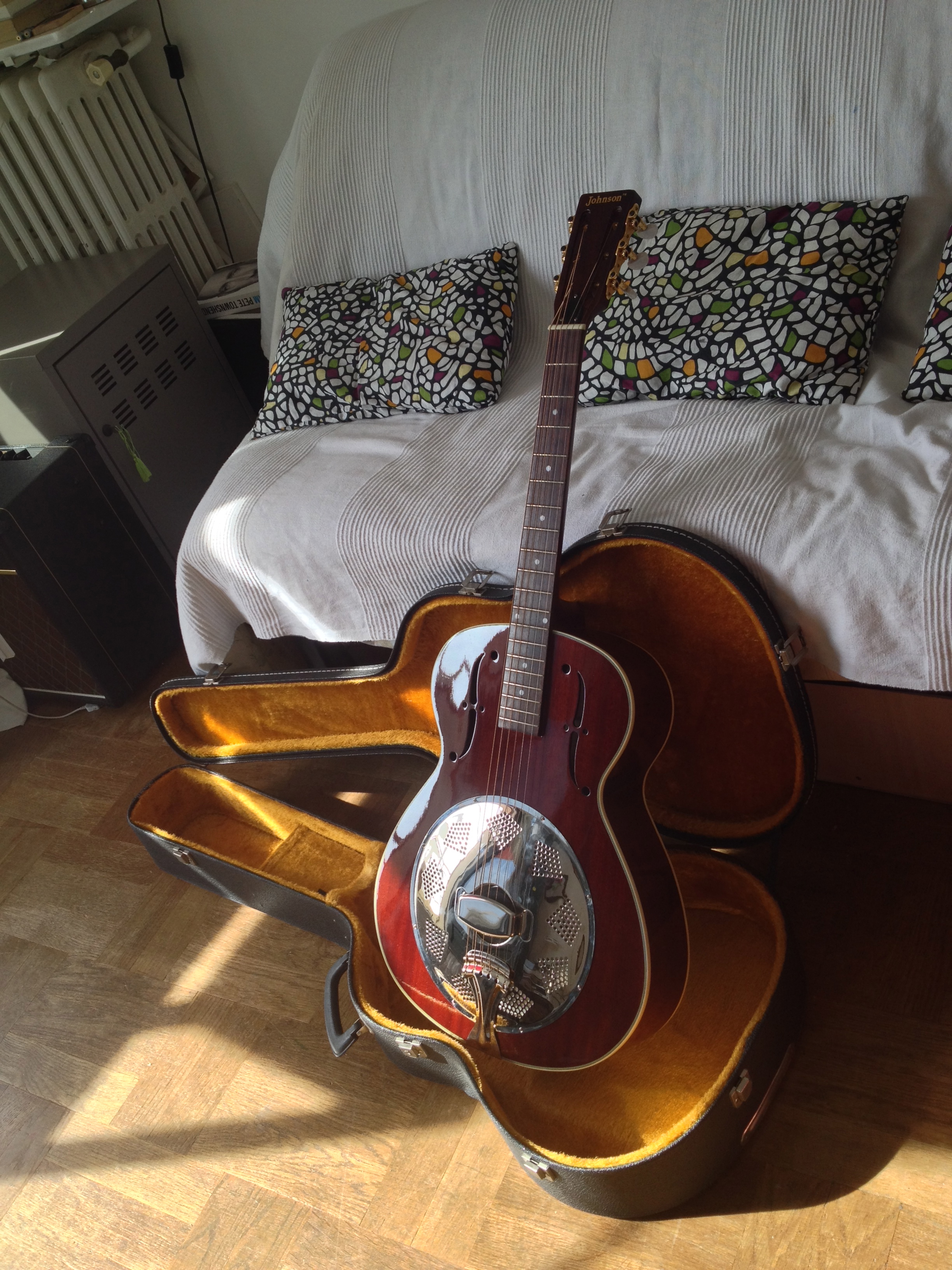 Bottle Slide Triolian JR550 Johnson Guitars Audiofanzine