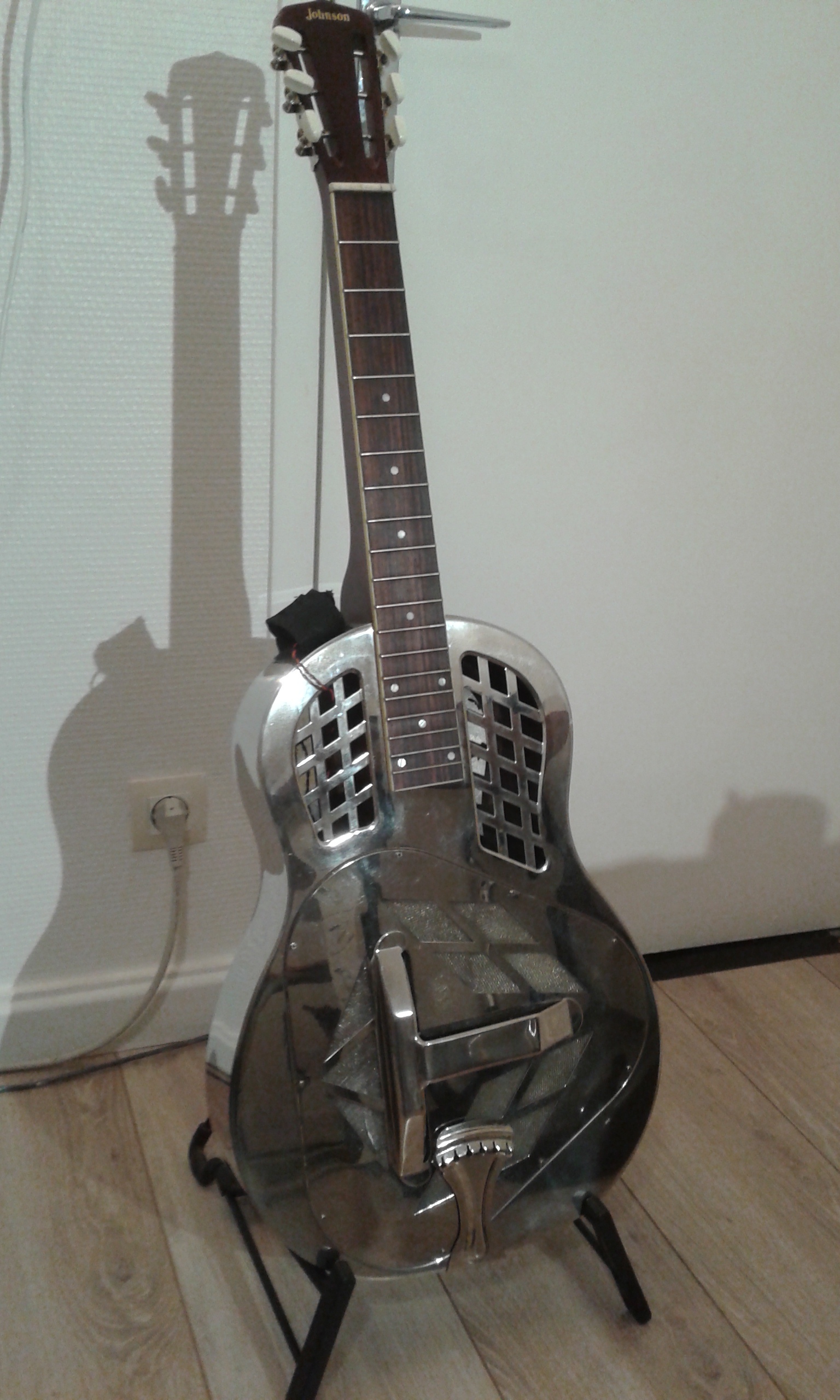 Resonator Tricone Manche Carré Johnson Guitars Audiofanzine