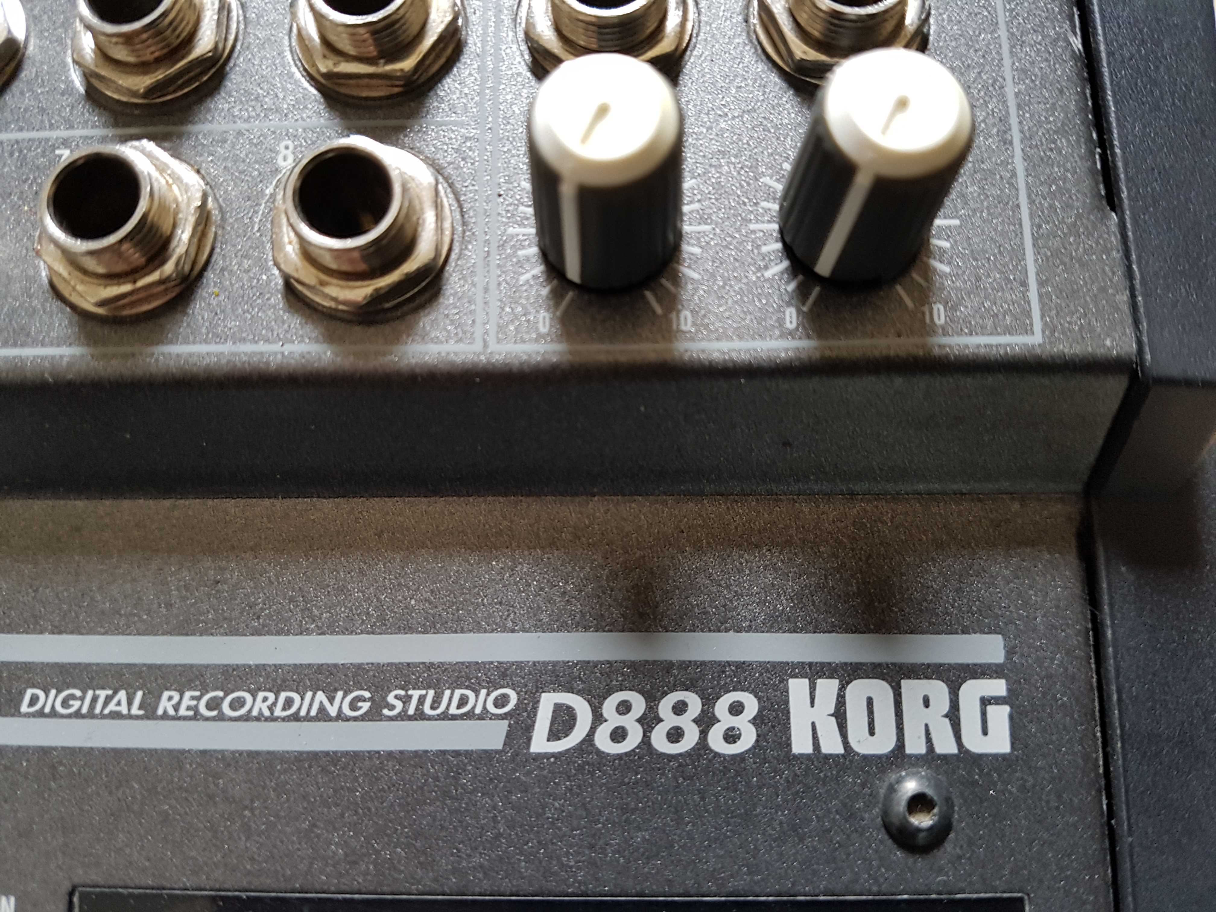 table de mixage korg d888