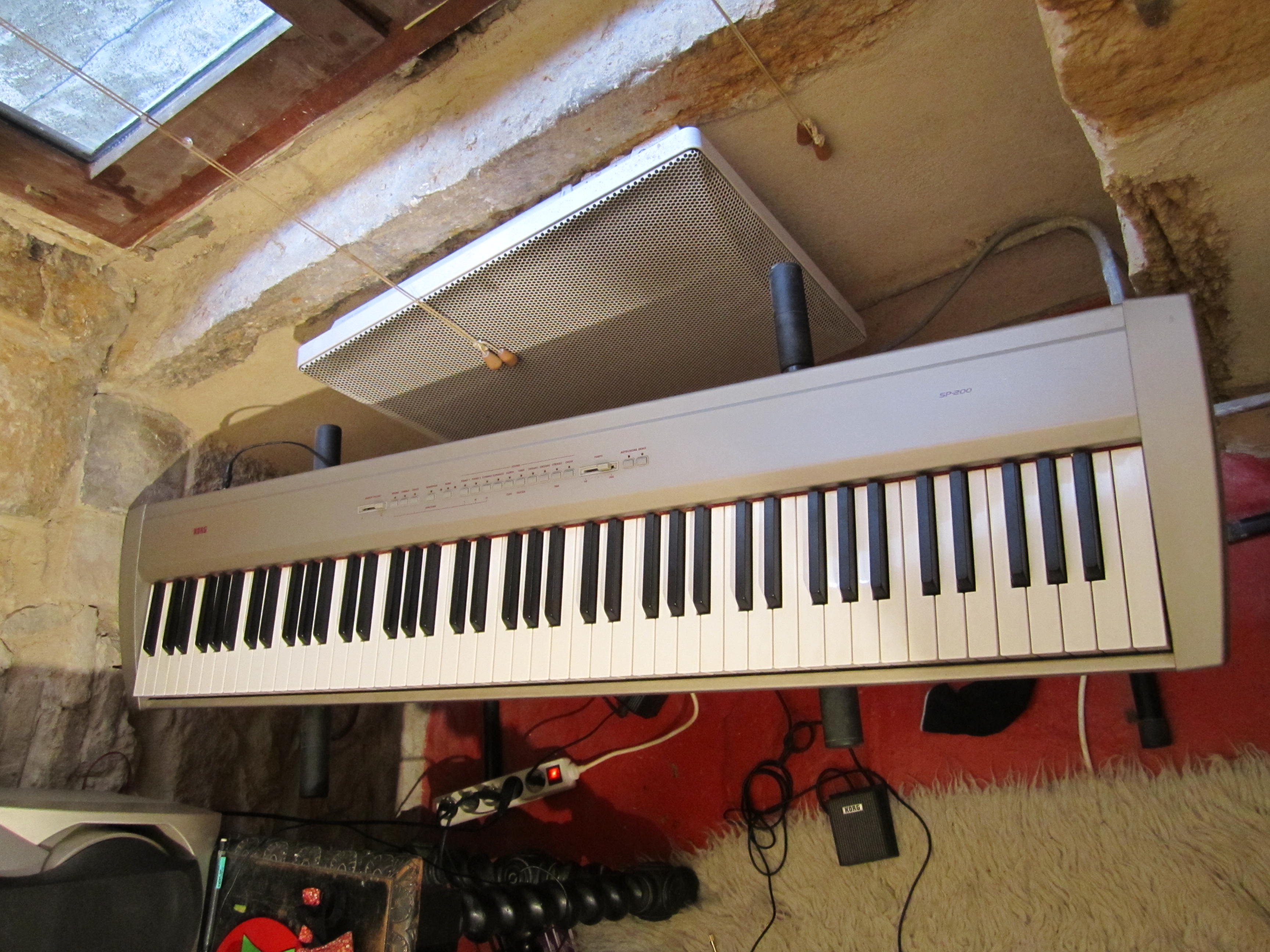 ピアノ【良品】KORG 電子ピアノ　SP-200 シルバー 88鍵