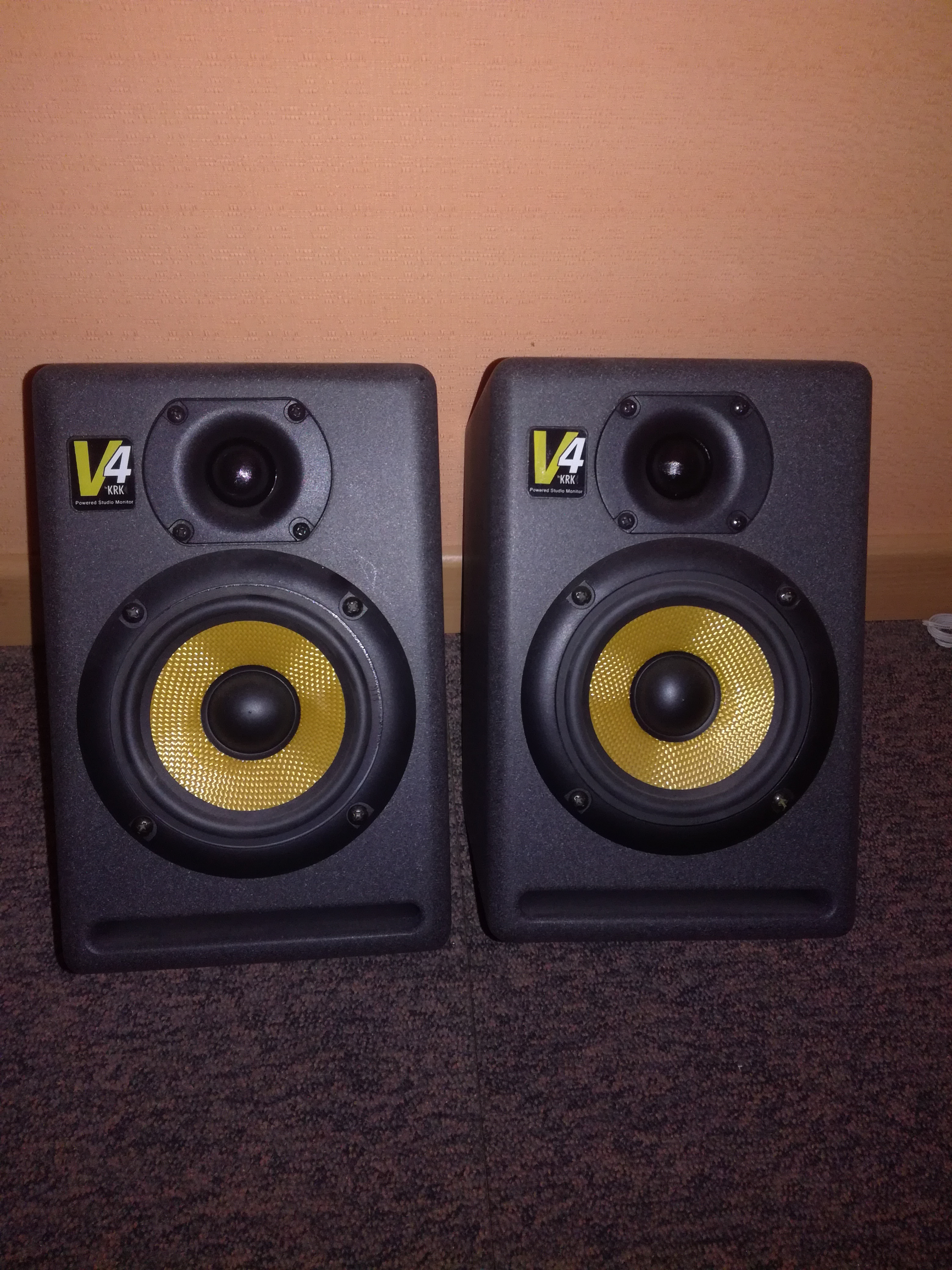 2 Enceintes monitoring actives KRK V4 (IledeFrance) Audiofanzine