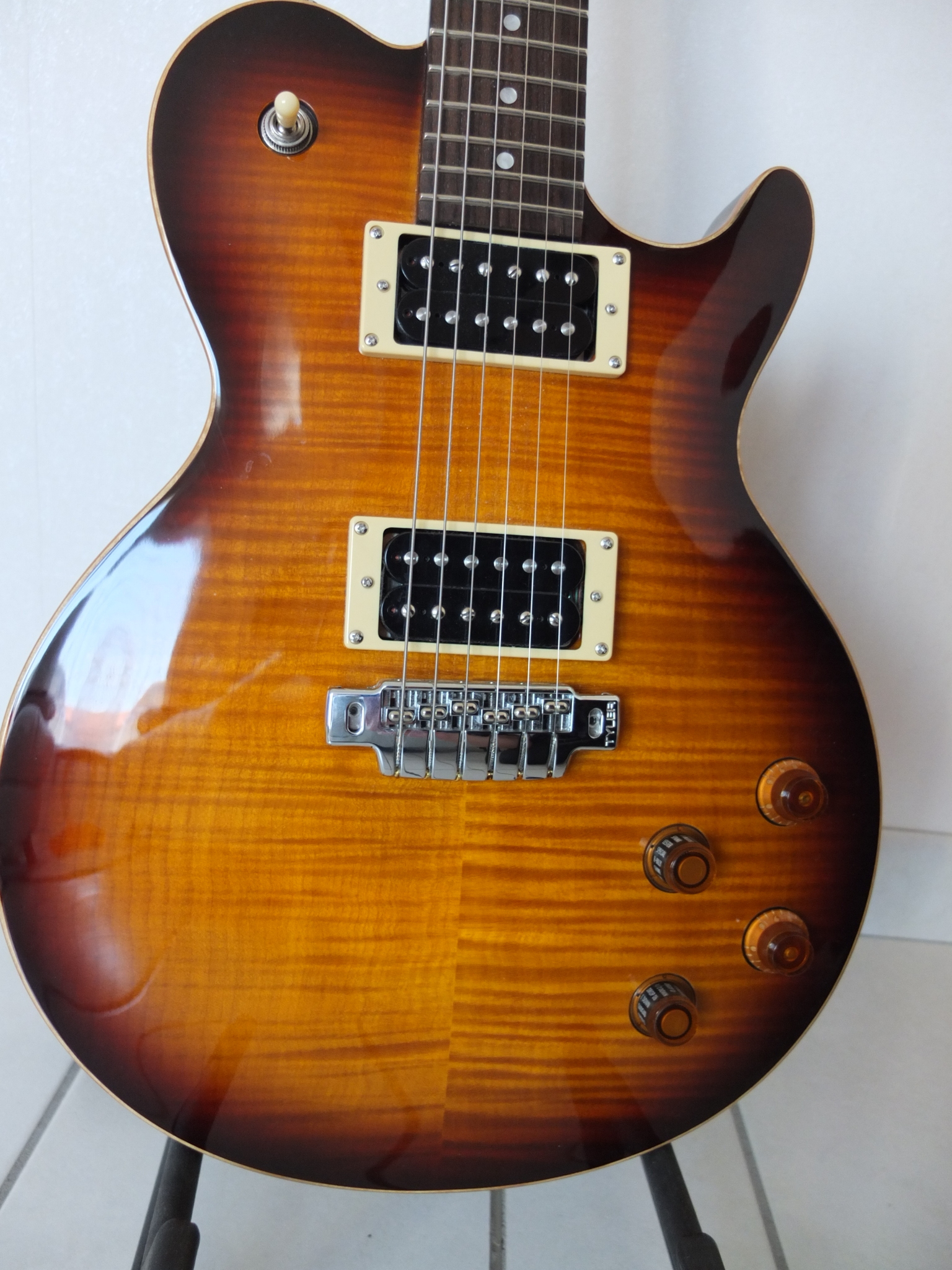 Photo Line 6 JTV59 Tobacco Burst Line 6 JTV59 Tobacco Burst