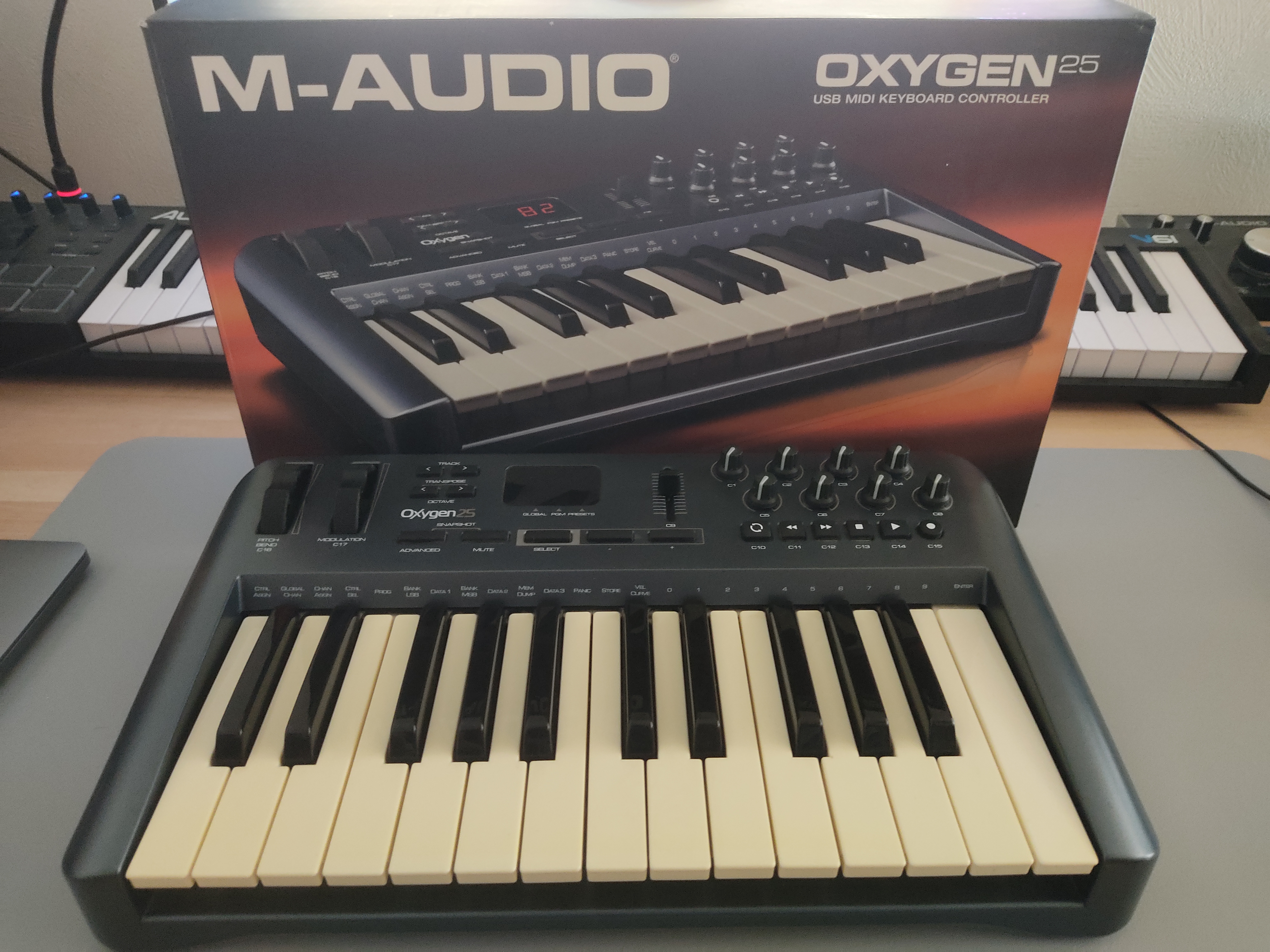 M-Audio OXYGEN 25 MK5 - Clavier MIDI USB studio 25 touches avec 8 pads et 8  pots à prix pas cher