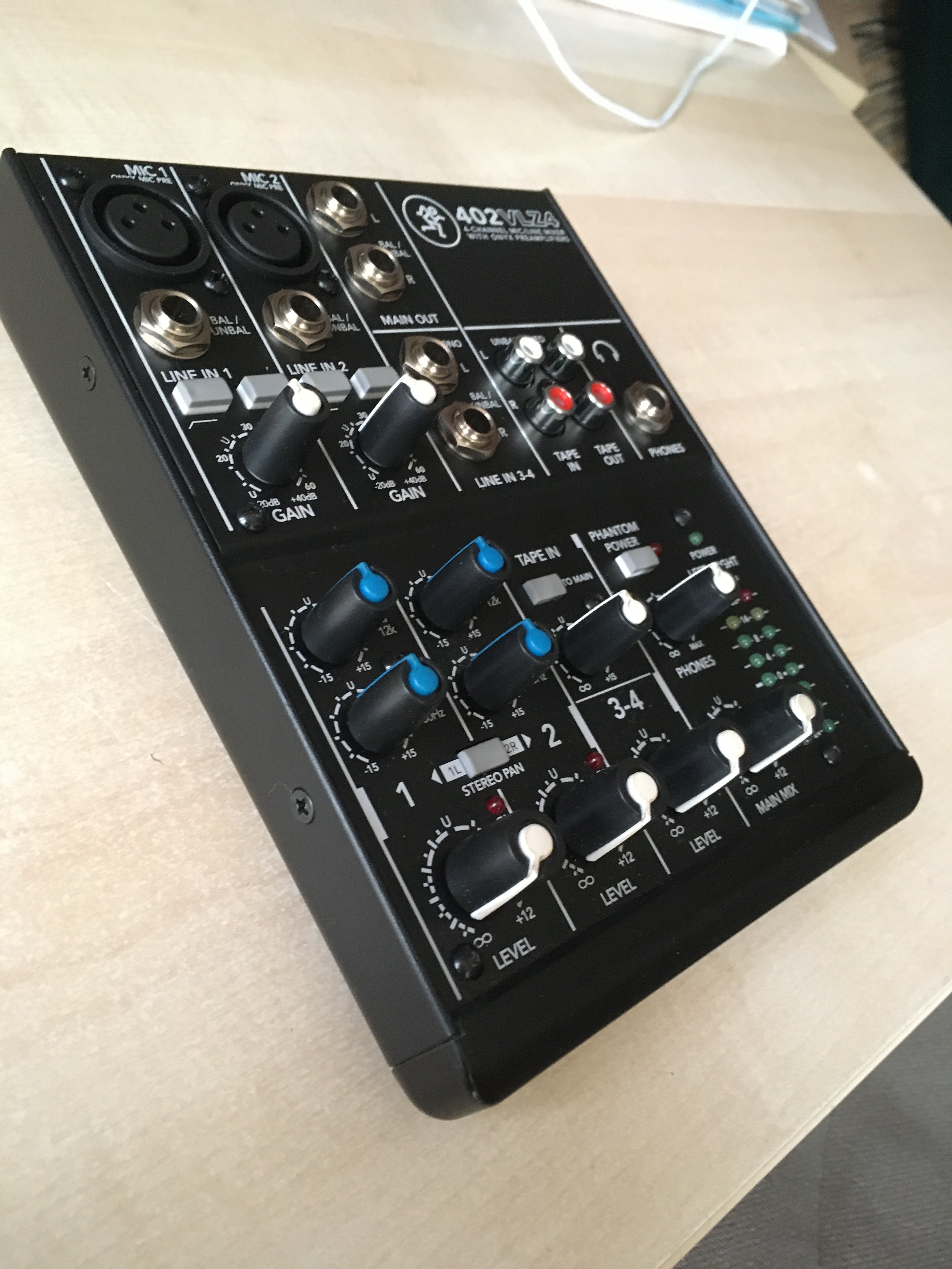 Table De Mixage Mackie 402VLZ4 - 4 Canaux Avec Préamplis Onyx Pour Home Studio