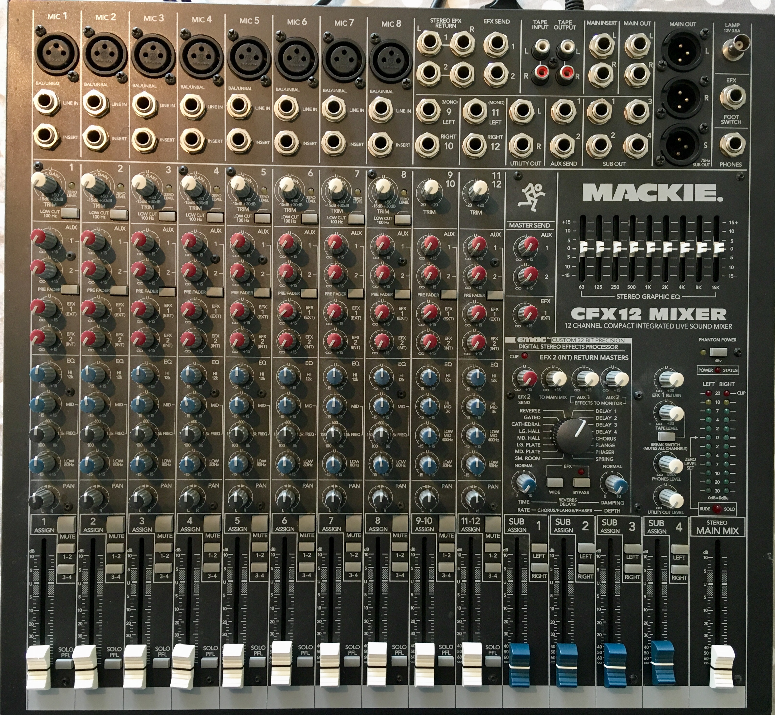 table de mixage mackie cfx12