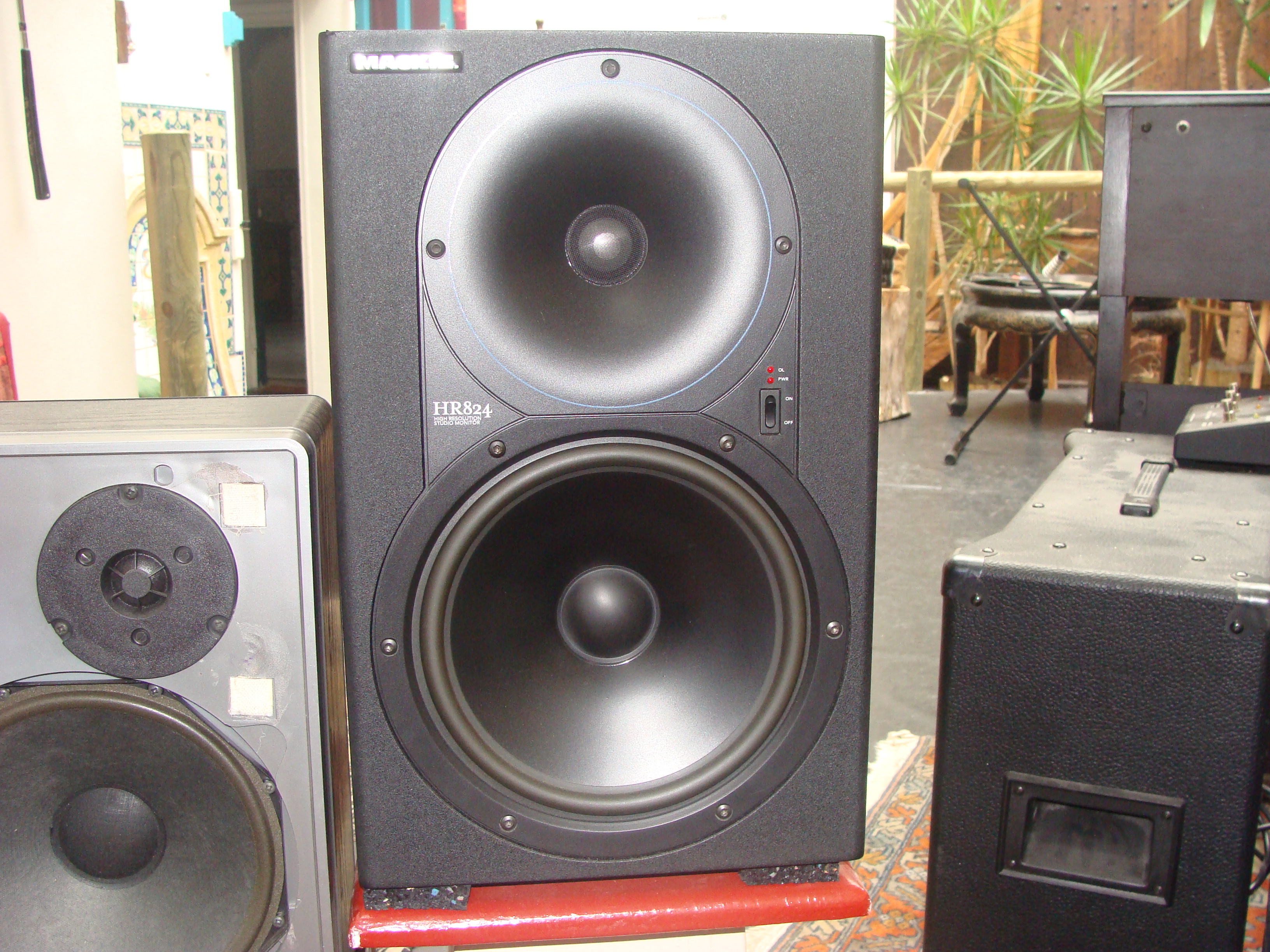 Photo Mackie HR824 Mackie [HR Series] HR824 (487332) Audiofanzine