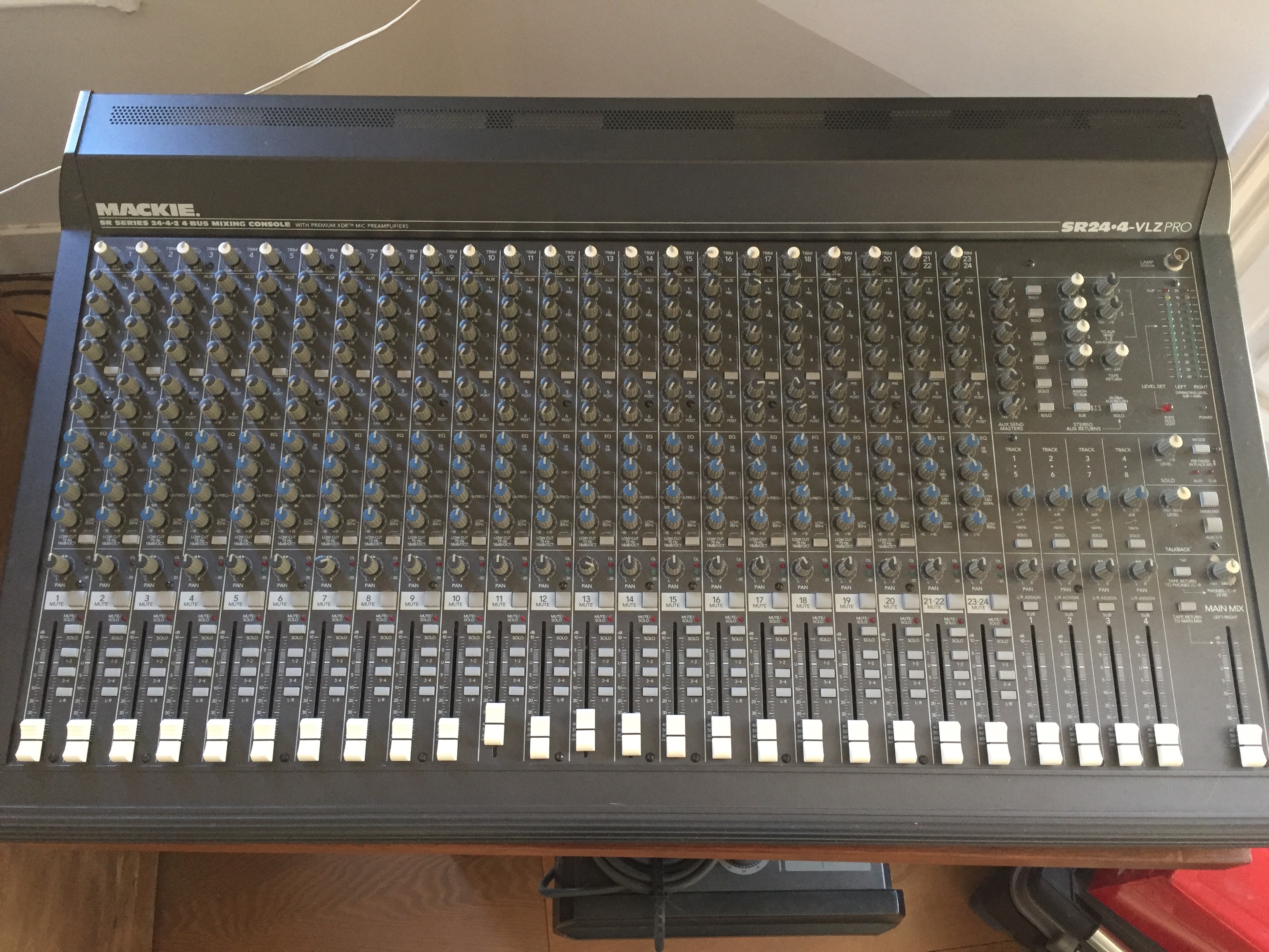 MACKIE SR 24.4 VLZ PRO (IledeFrance) Audiofanzine