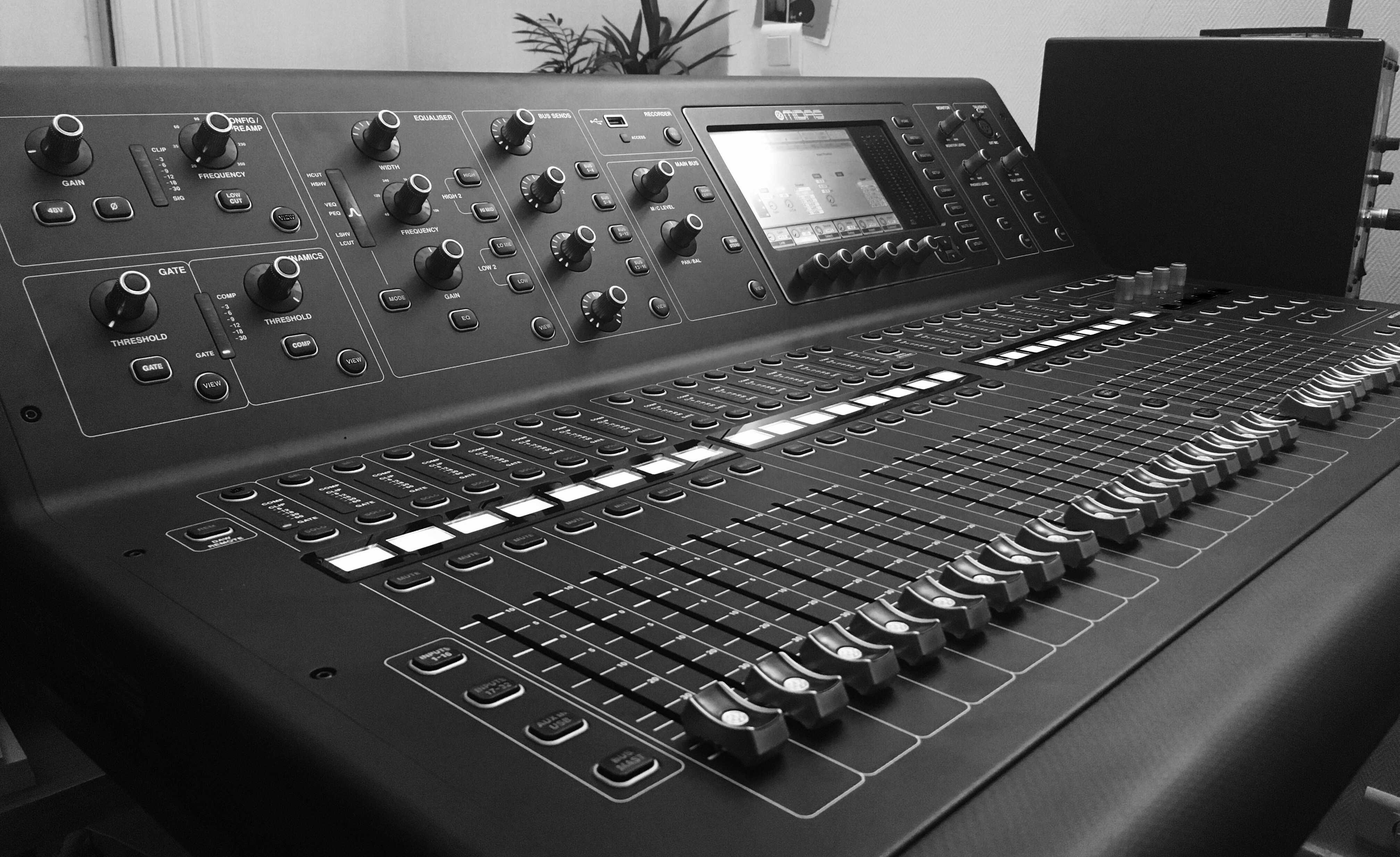 Photo Midas M32 Midas M32 (14972) (1496046) Audiofanzine