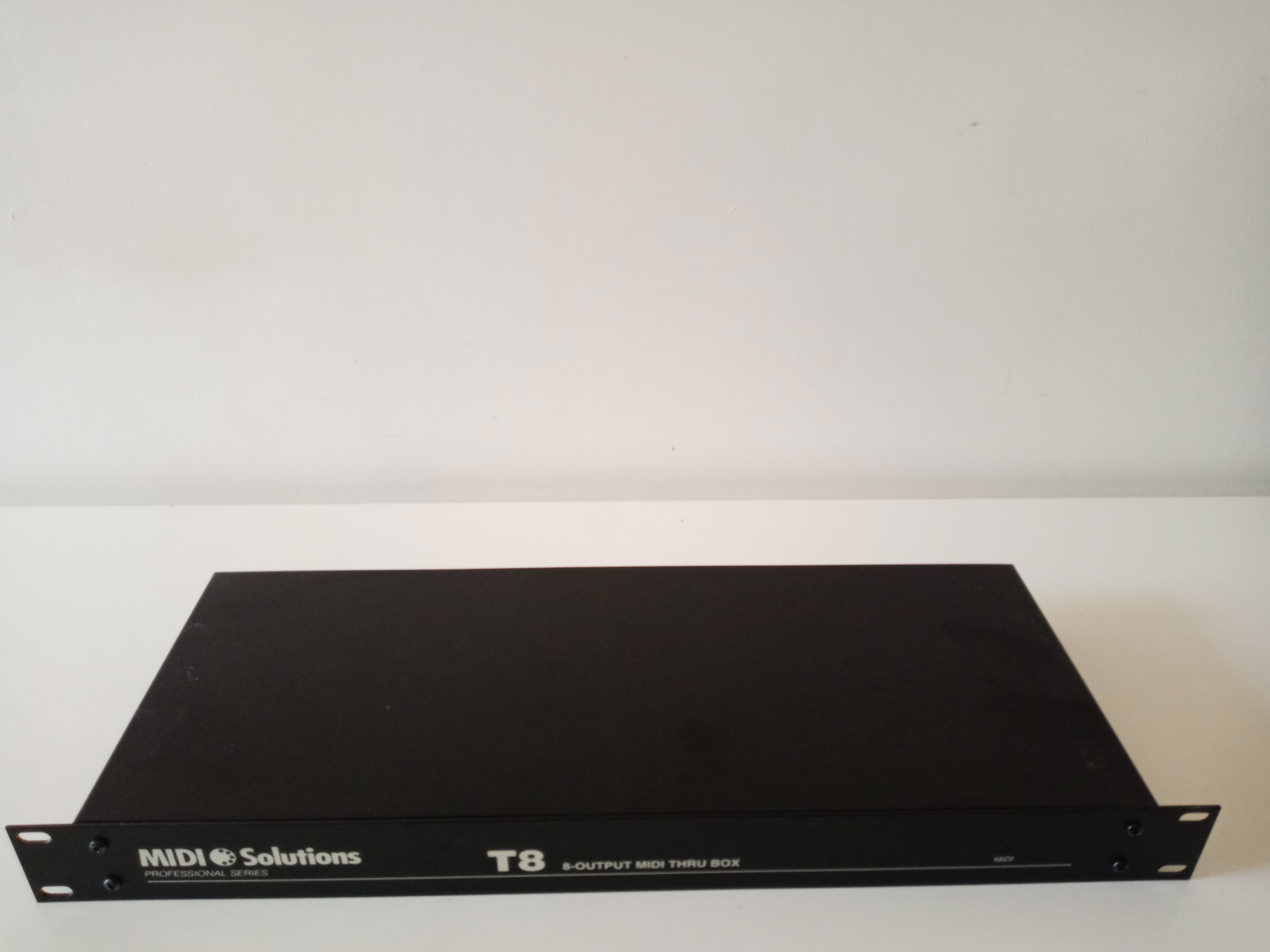 Vends MIDI Solutions T8 MIDI THRU BOX (IledeFrance) Audiofanzine