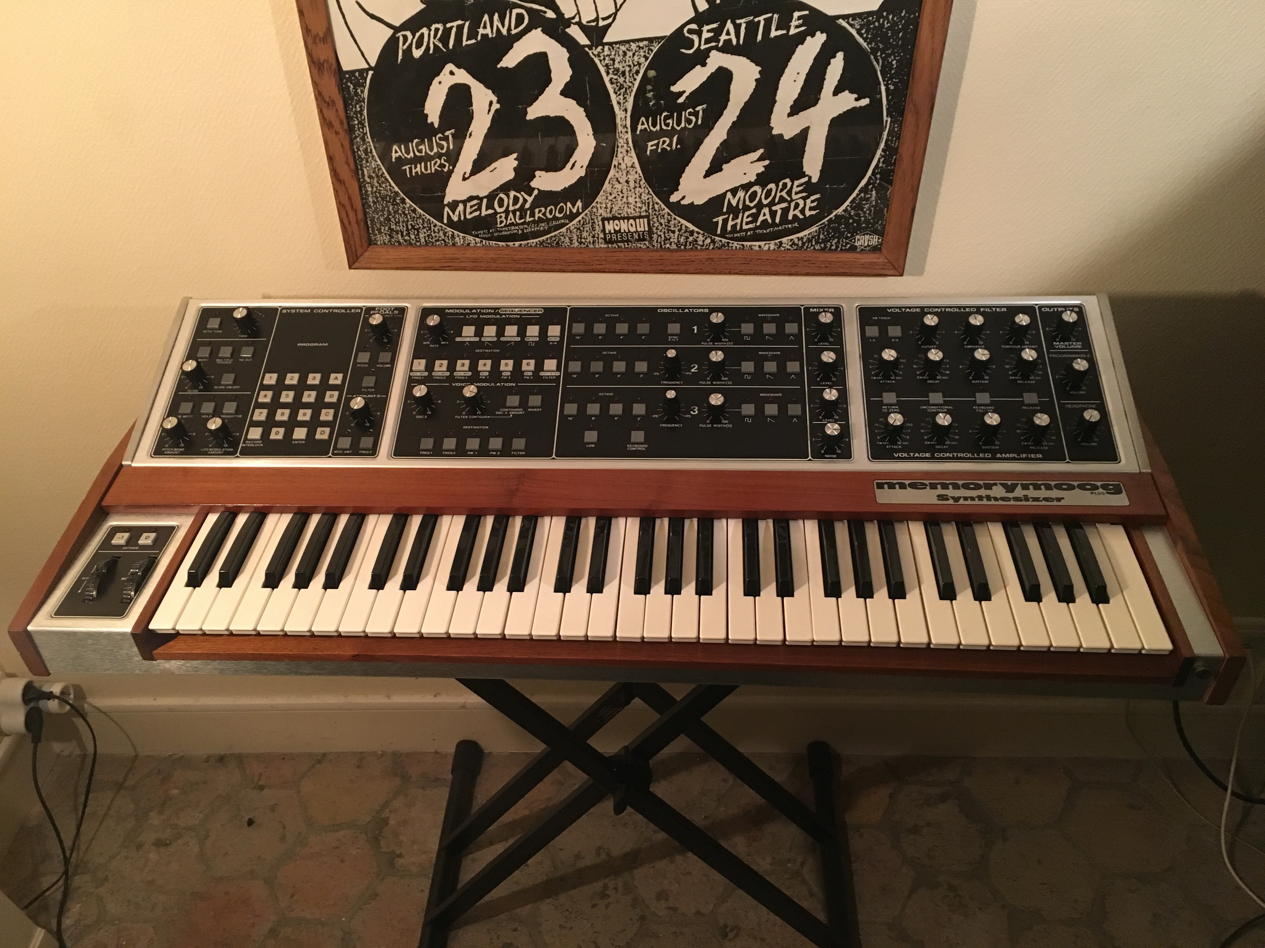 Memorymoog plus + Midi In/Out/Thru +Flight case. (IledeFrance