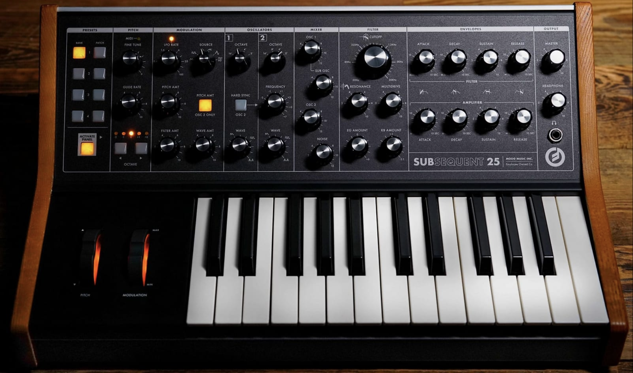 Moog SUB 25 Edition en état NEUF AVEC FLIGHT SUR MESURE + cover pad ...