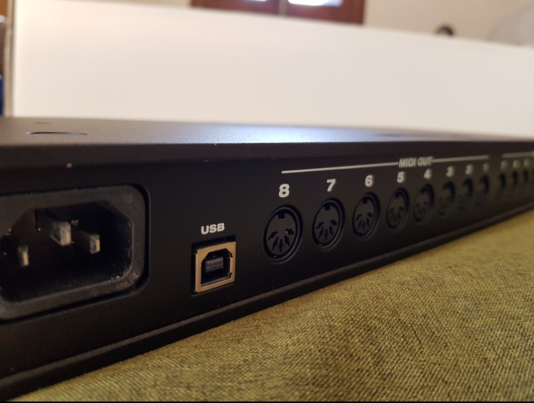 Midi Express XT USB MOTU Midi Express XT USB Audiofanzine