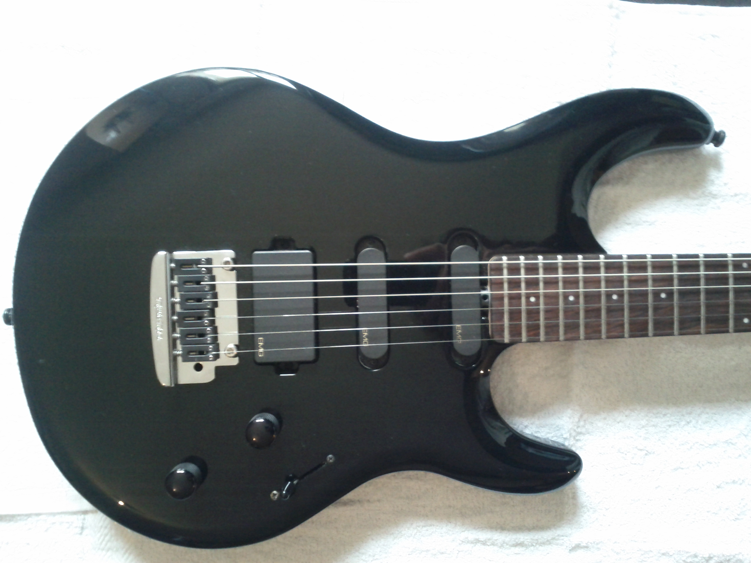 Photo Music Man Luke Vintage Tremolo MusicMan LUKE II NOIRE Photo Music Man Luke Vintage Tremolo MusicMan LUKE II NOIRE