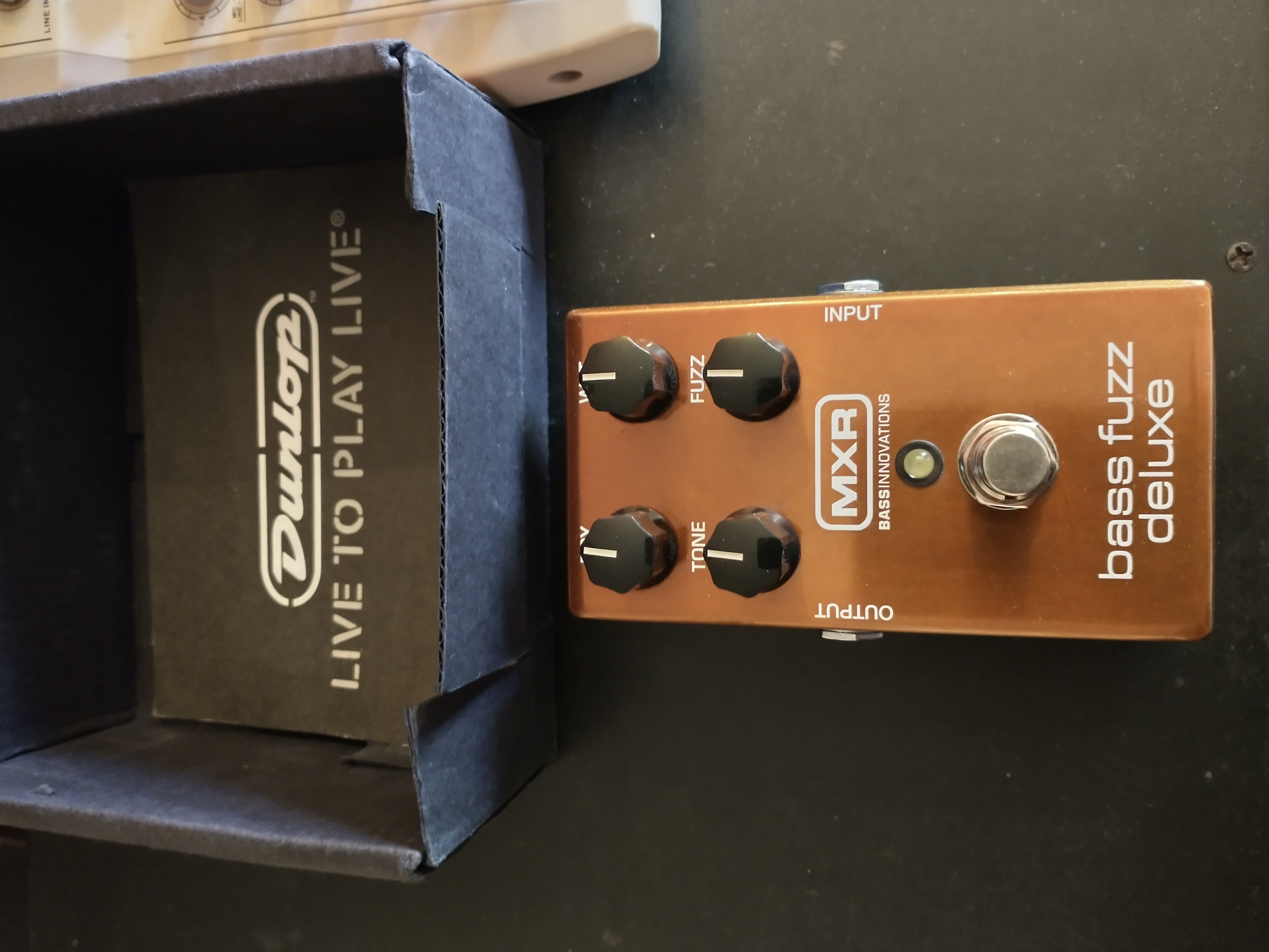 M84 Bass Fuzz Deluxe - MXR M84 Bass Fuzz Deluxe - Audiofanzine
