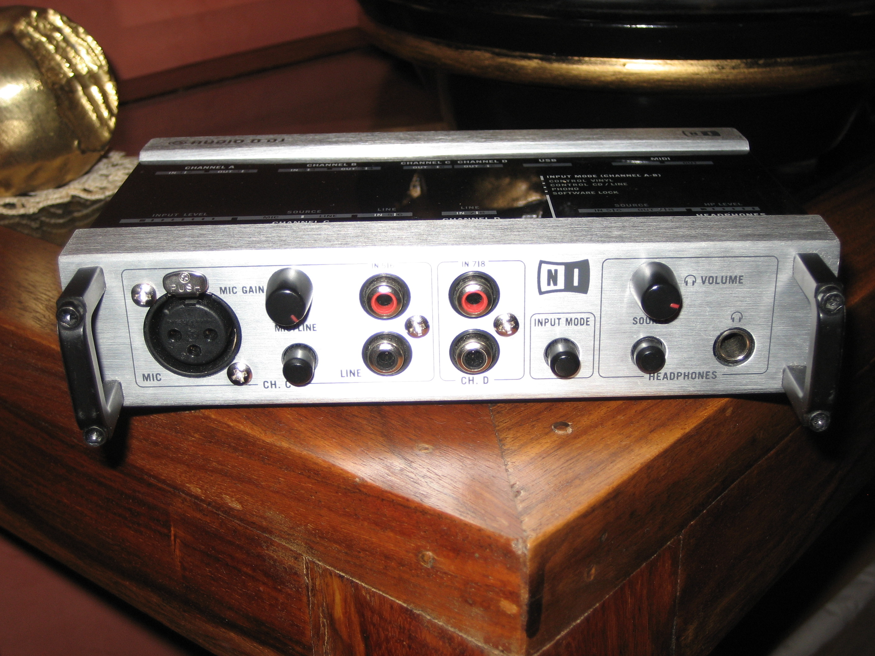 Photo Native Instruments Audio 8 DJ Native Instruments Audio 8 DJ