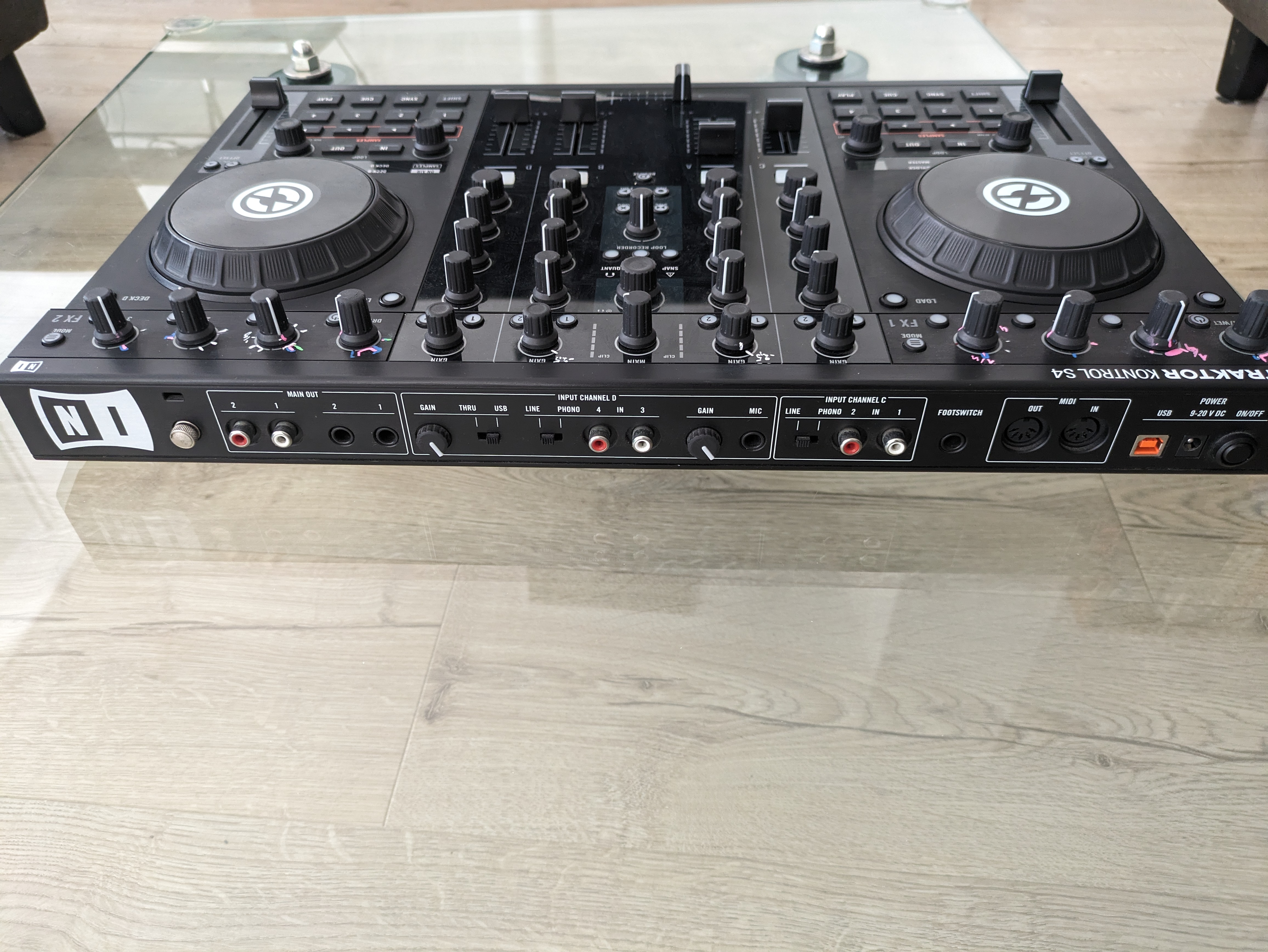 Traktor Kontrol S4 mk2 Native Instruments - Audiofanzine