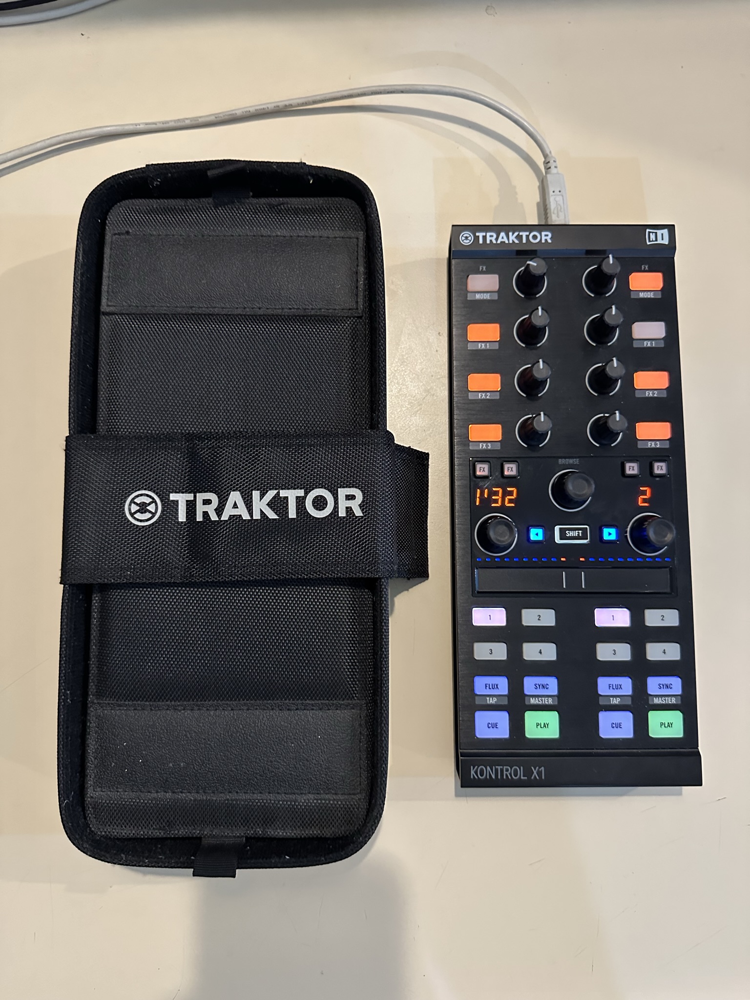 美品 NATIVE INSTRUMENTS TRAKTOR KONTROL X1-