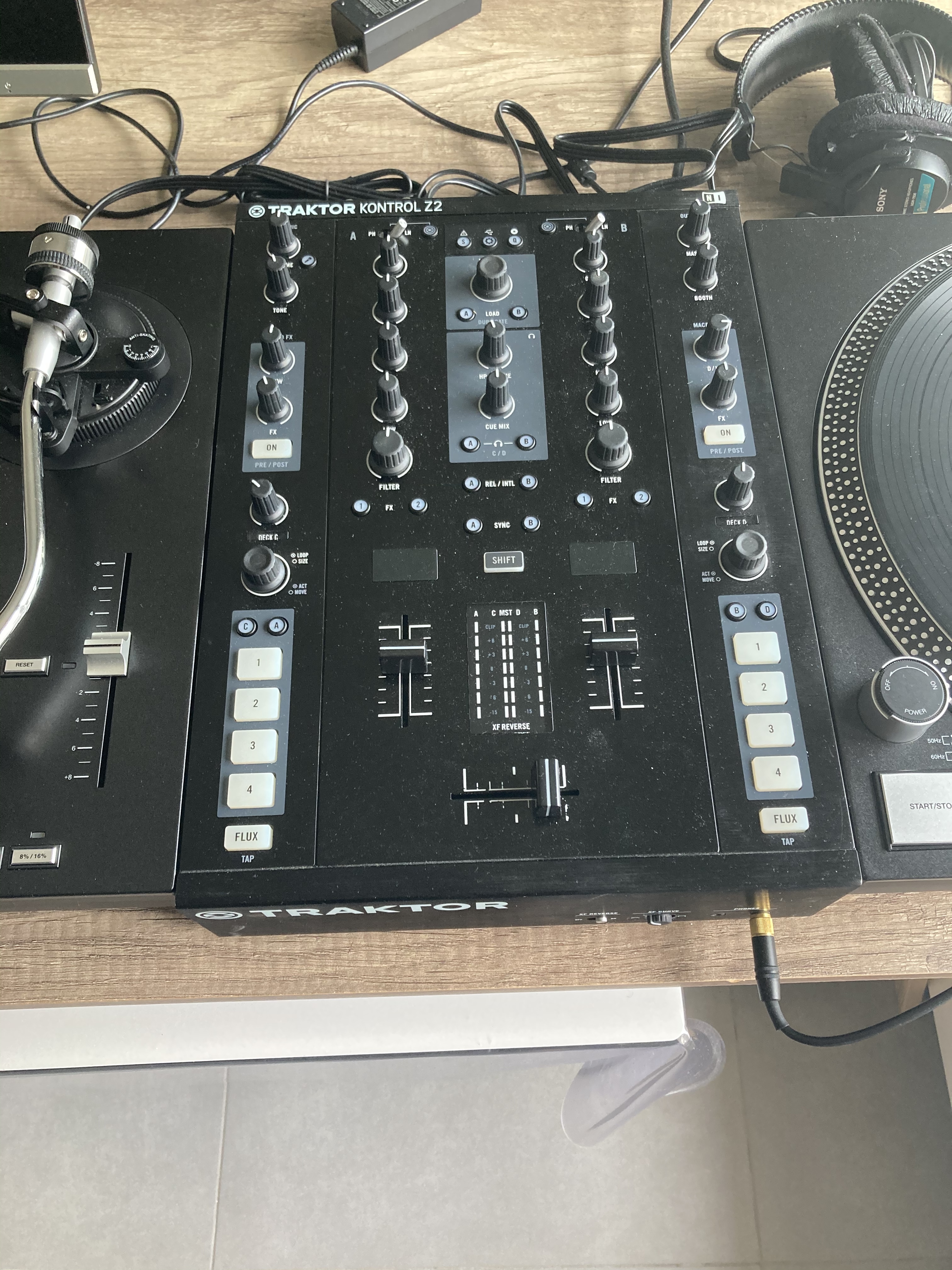 Traktor Kontrol Z2 Native Instruments Traktor Kontrol Z2 Audiofanzine