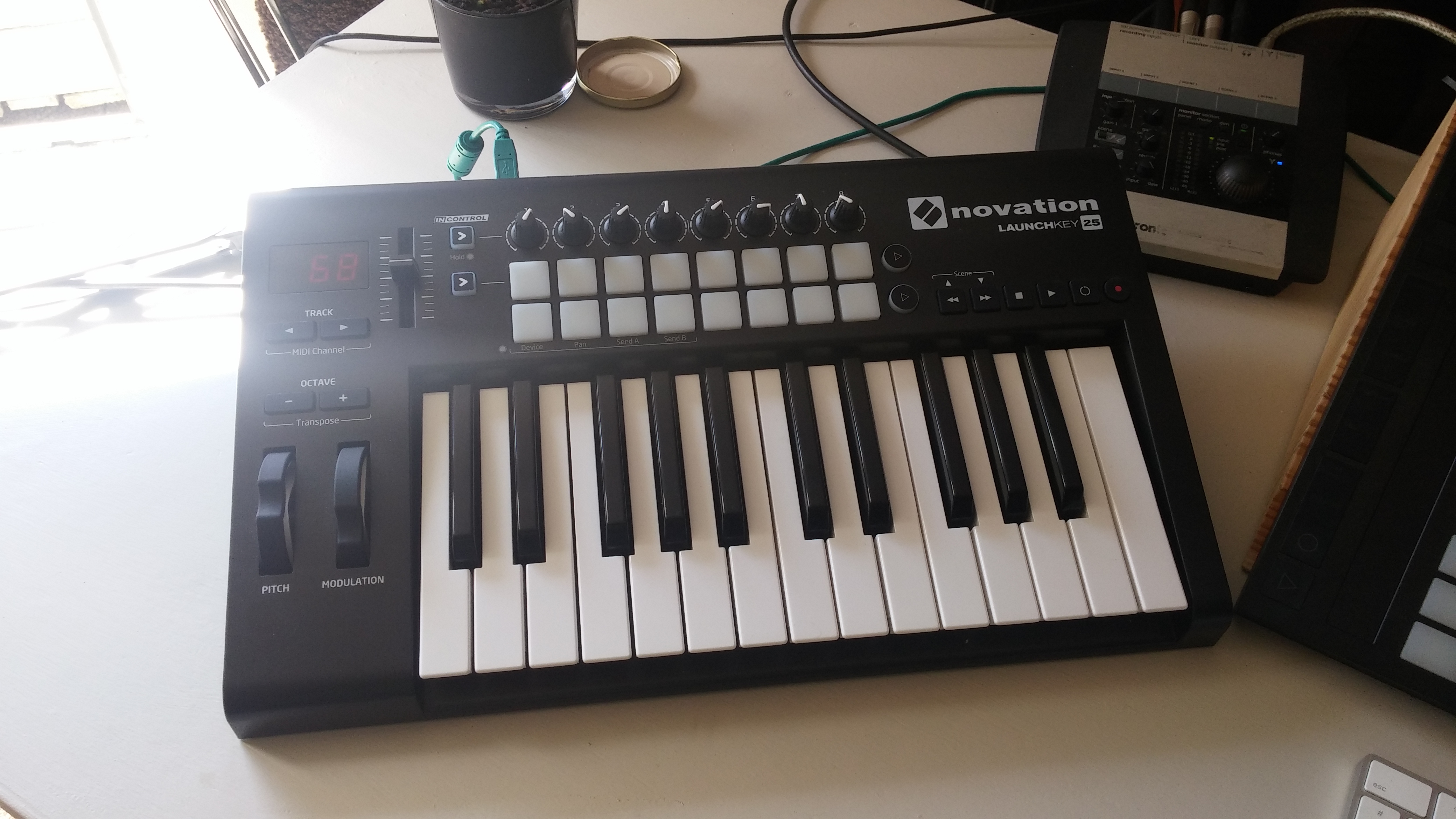 Миди клавиатура novation launchkey 25 mk2 обзор