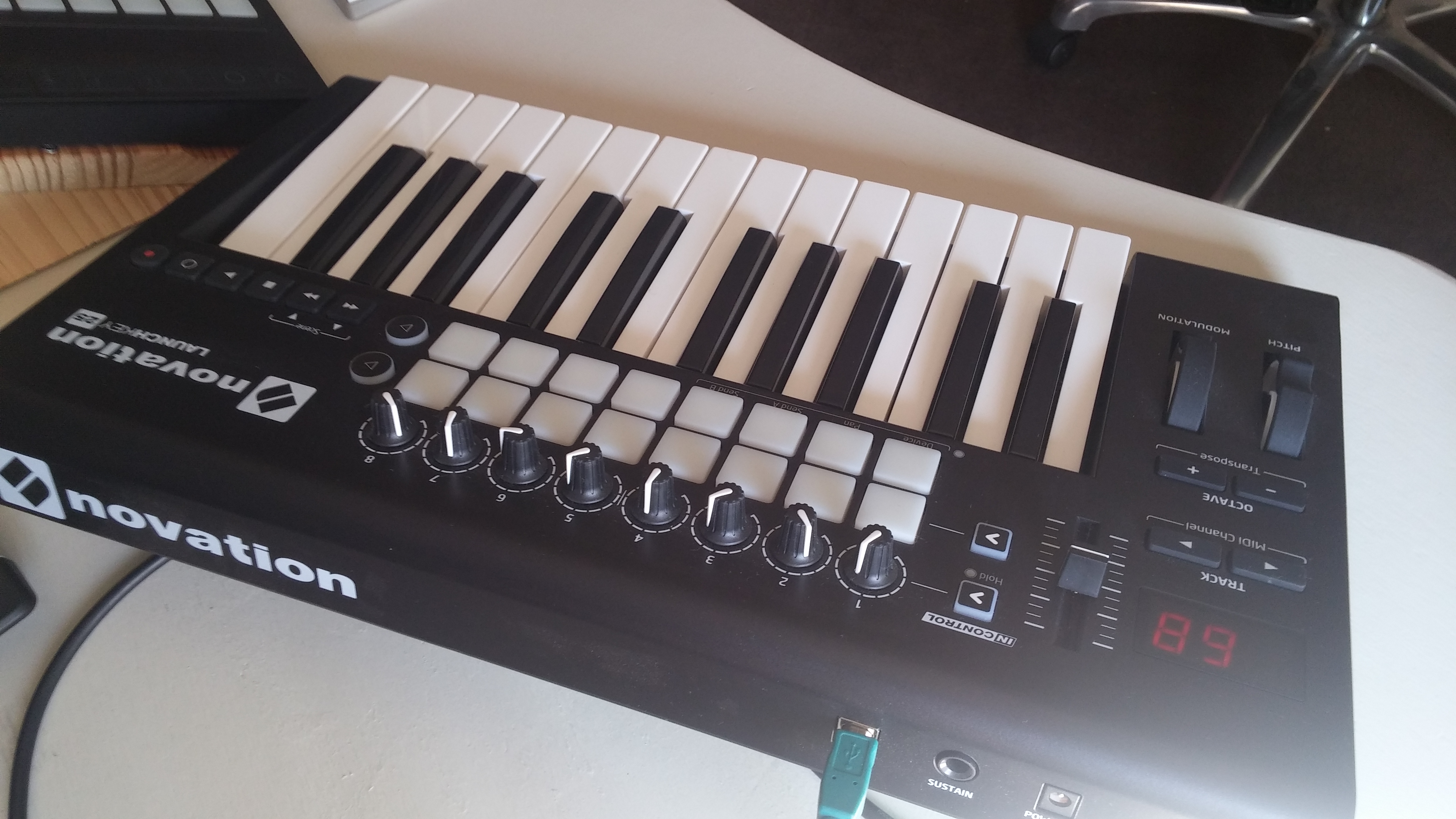 Миди клавиатура novation launchkey 25 mk2 обзор