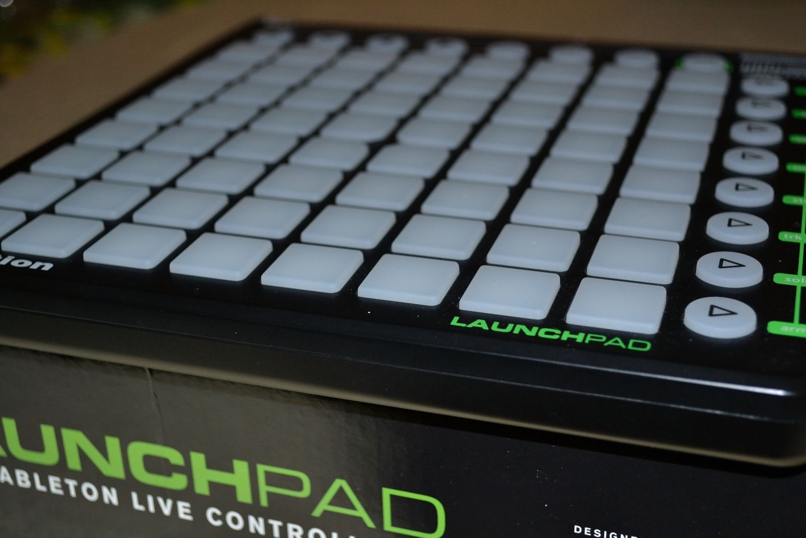 Драм машина novation launchpad