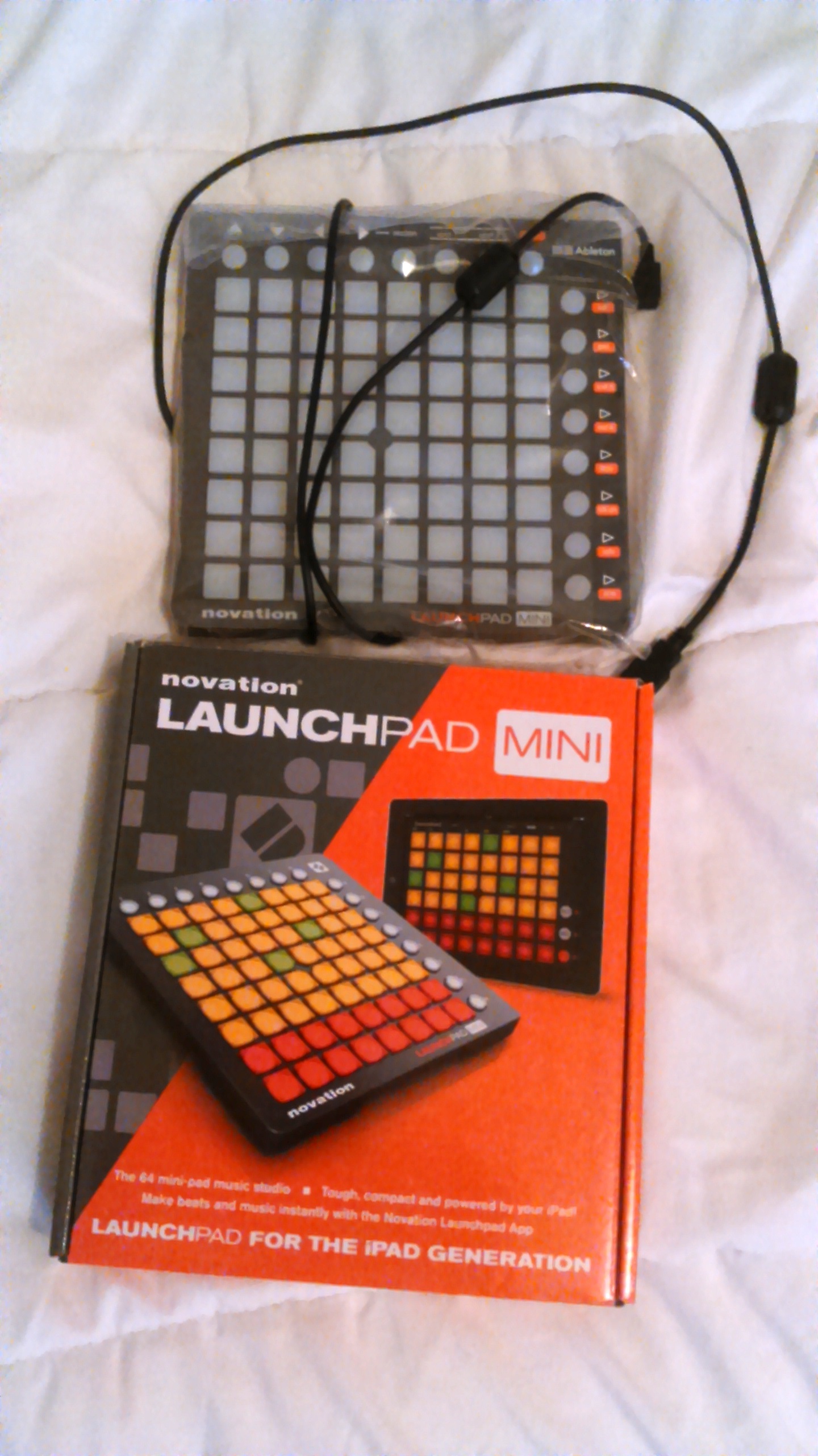 Драм машина novation launchpad