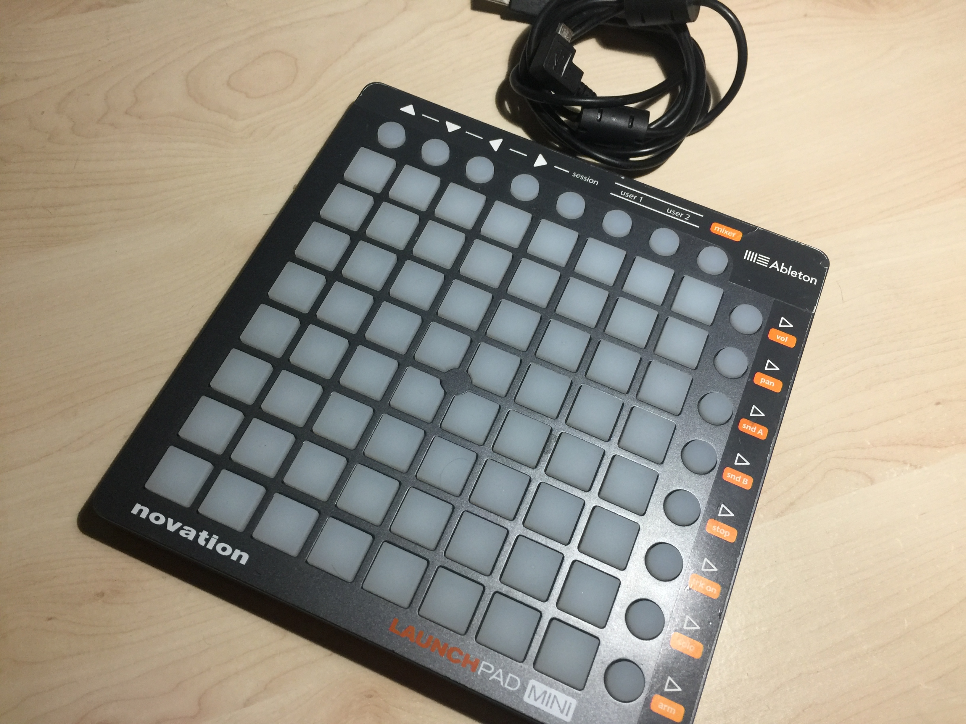 Драм машина novation launchpad