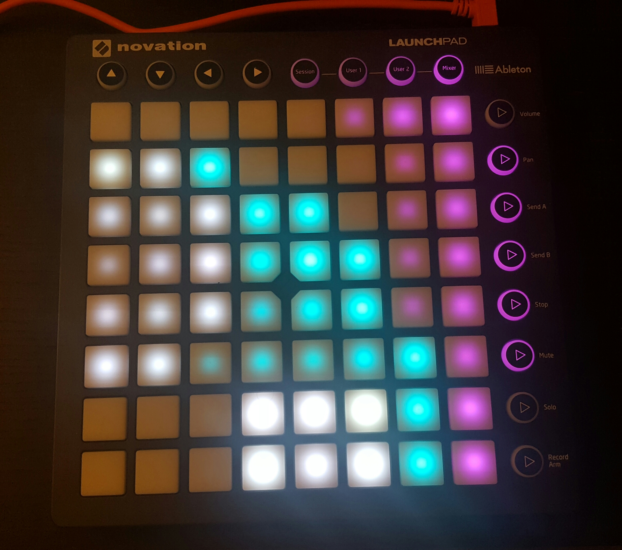 Драм машина novation launchpad