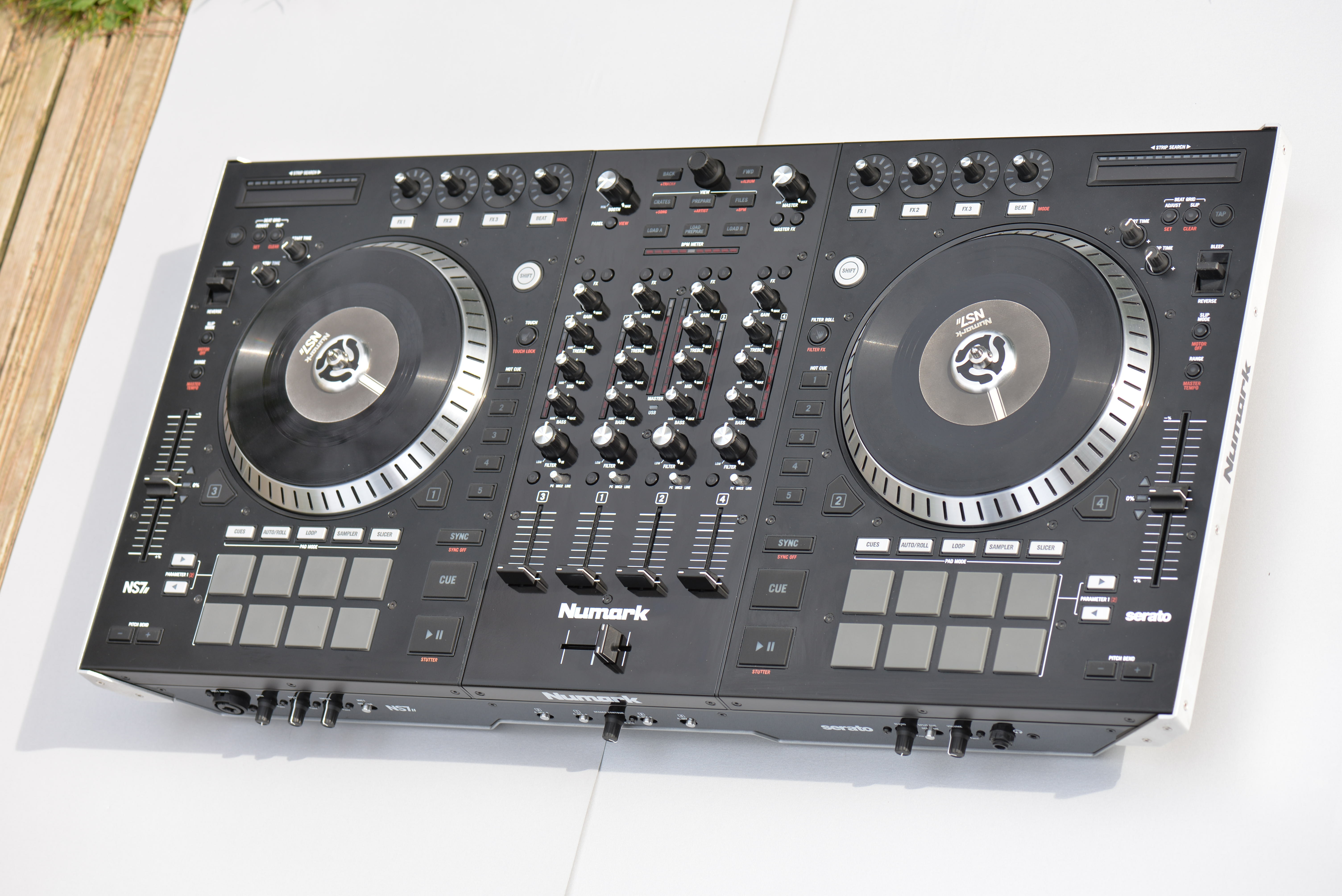 Photo Numark NS7 II Numark NS7 II (39236) (1541003) Audiofanzine