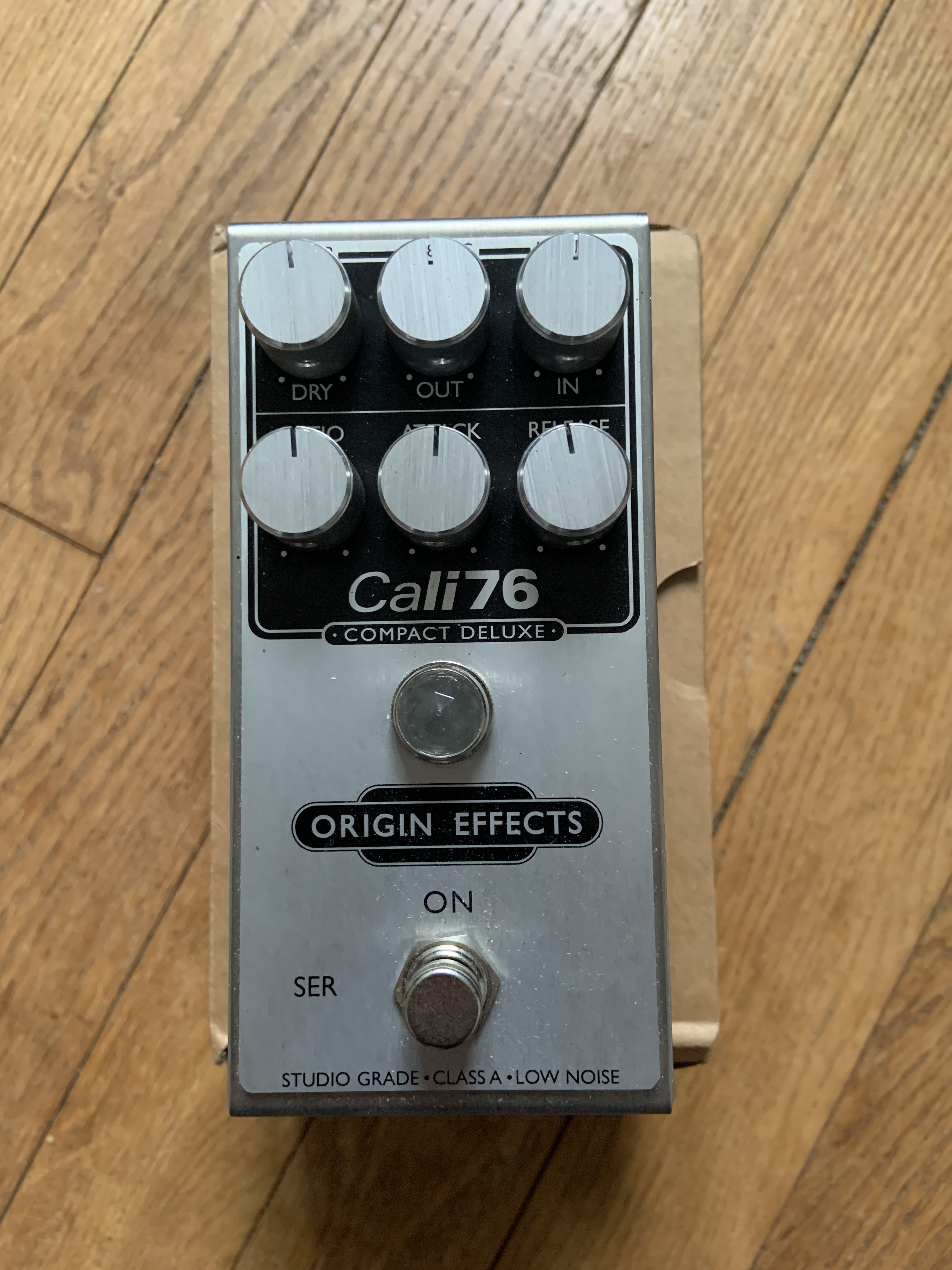 Cali76 Compact Deluxe - Origin Effects Cali76 Compact Deluxe - Audiofanzine