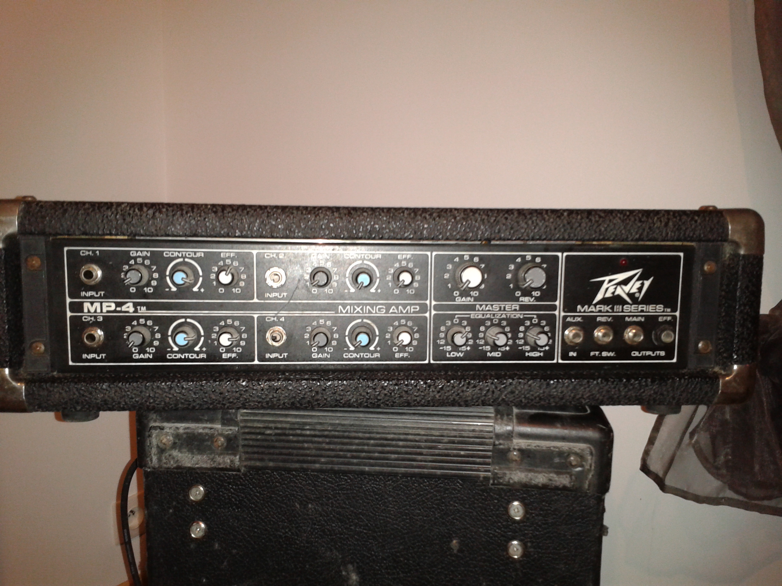 MP4 Mark III Series Mixer Amplifier Peavey - Audiofanzine