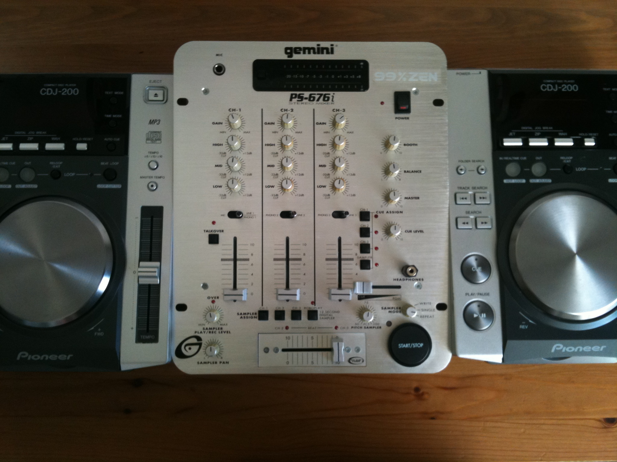 Photo Pioneer CDJ-200 : Pioneer CDJ 200 x2 + table de mixage (#288864 ...