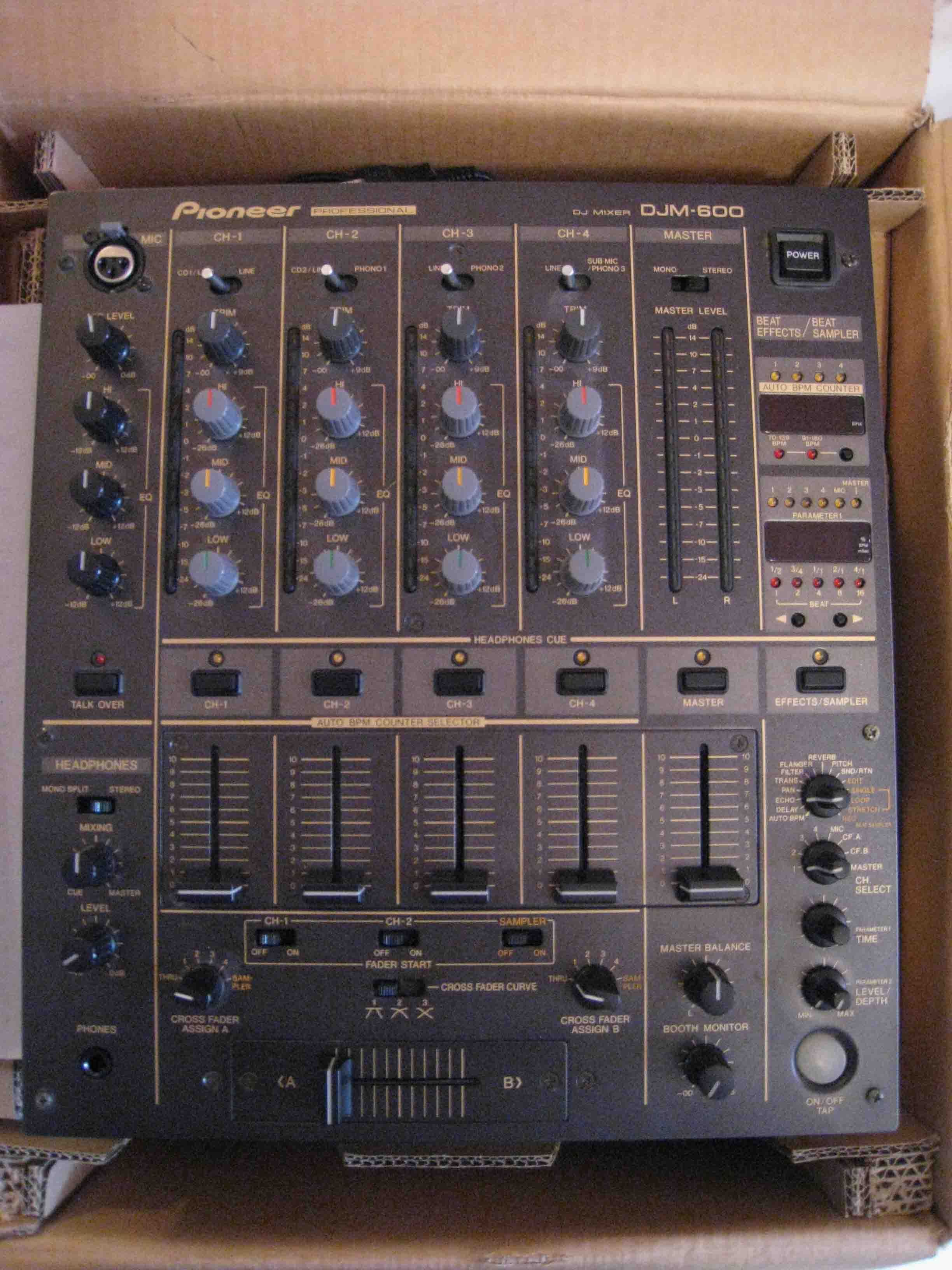 Photo Pioneer DJM-600 : Pioneer DJM-600 (99755) (#134153) - Audiofanzine
