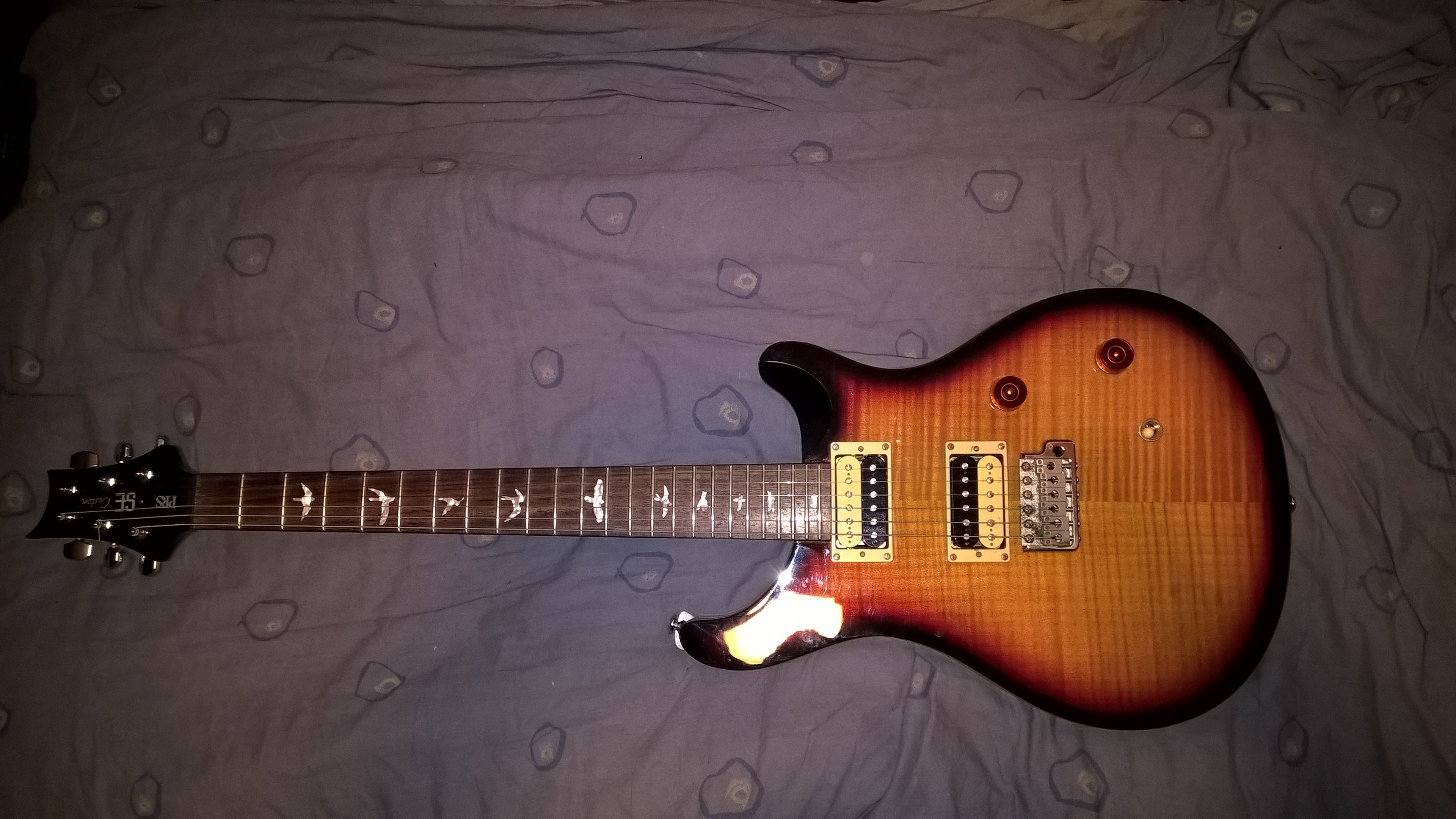 Photo PRS SE Custom 24 - Tri-Color Sunburst : PRS SE Custom 24 - Tri ...